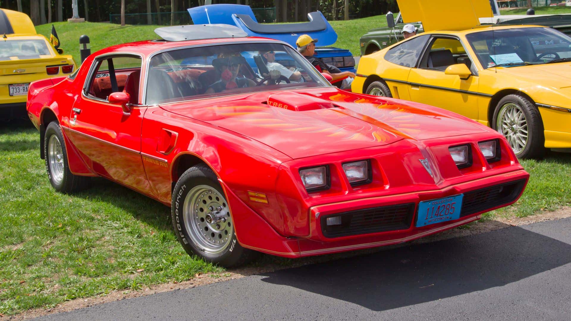 A perfectly red Pontiac Trans-Am fire chicken. 一份完美的红色庞蒂克Trans-Am炸鸡。