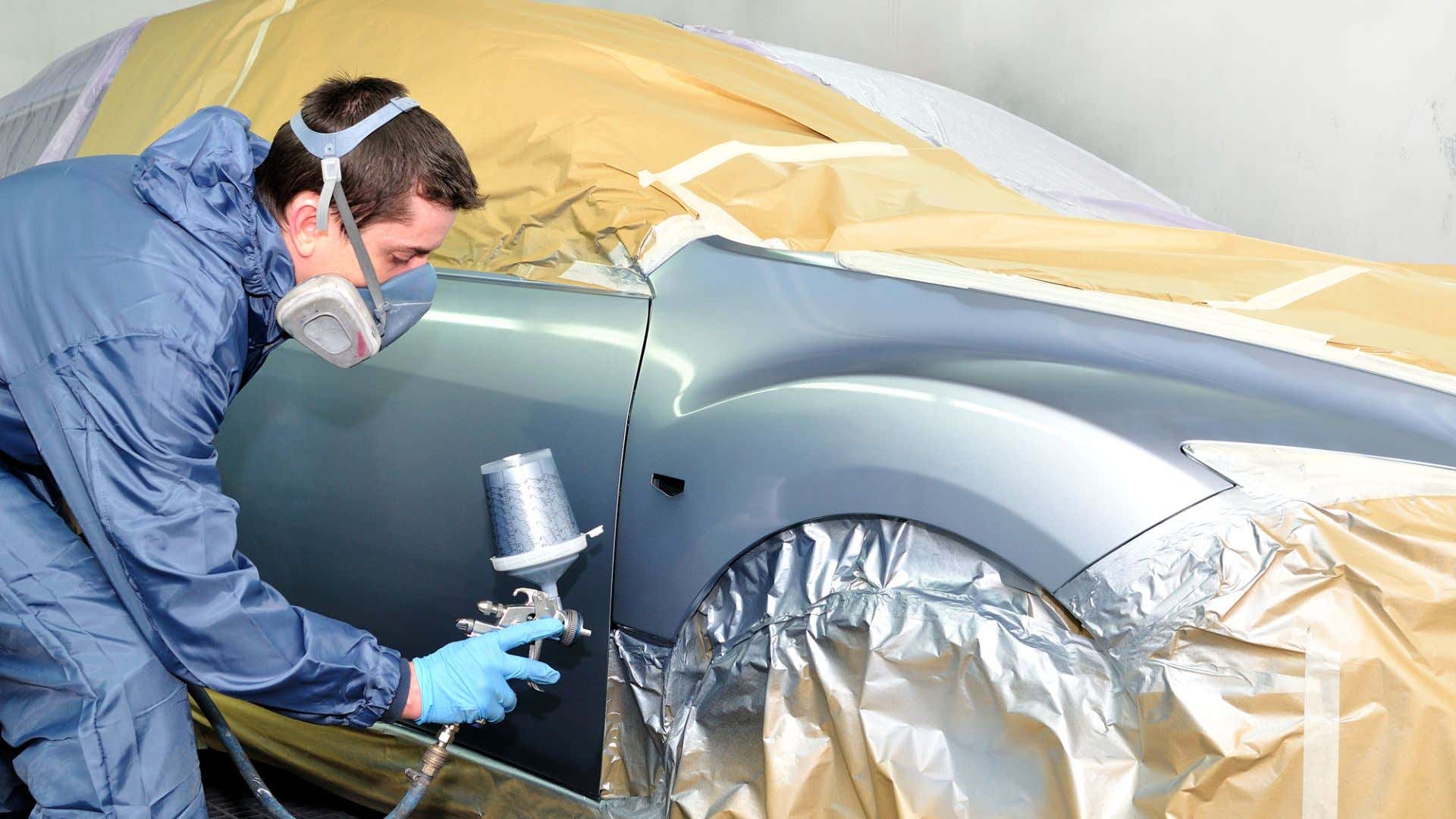 A painter using a paint spray-gun. 使用油漆喷枪的画家。