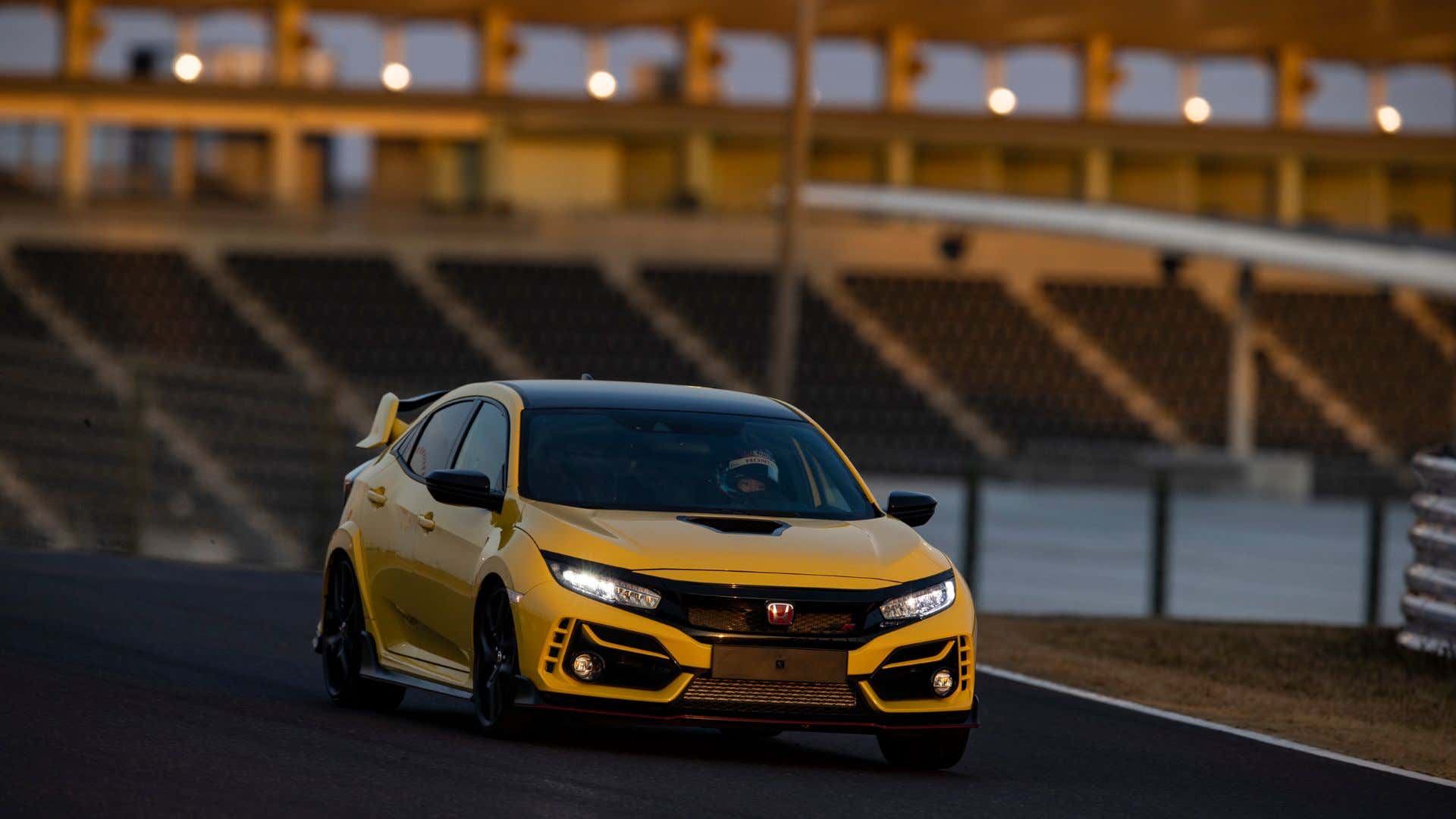 A Honda Civic Type R wears its Phoenix Yellow proudly. 一辆本田思域R自豪地佩戴着它的凤凰黄色。