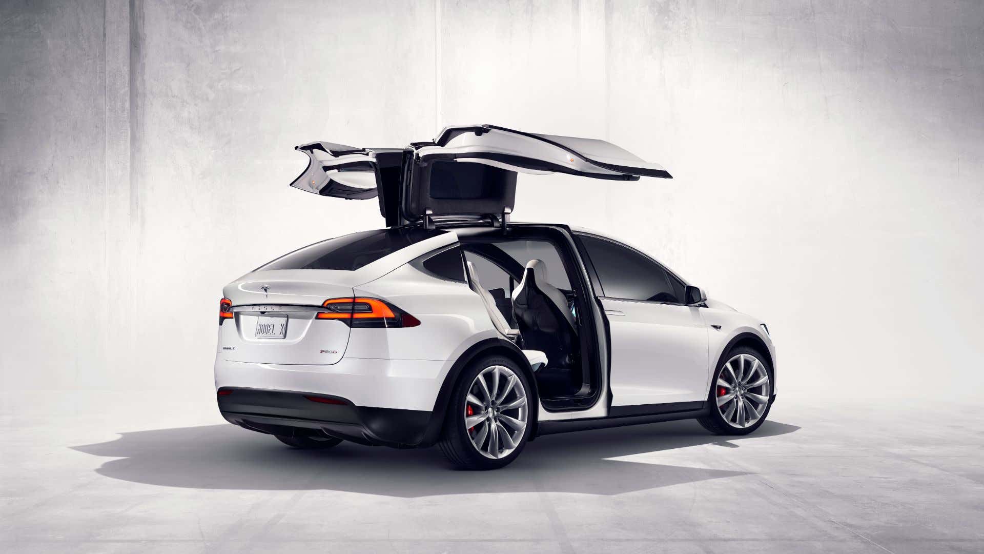 Tesla Model X with its falcon doors up. 特斯拉X型车的猎鹰门开着。