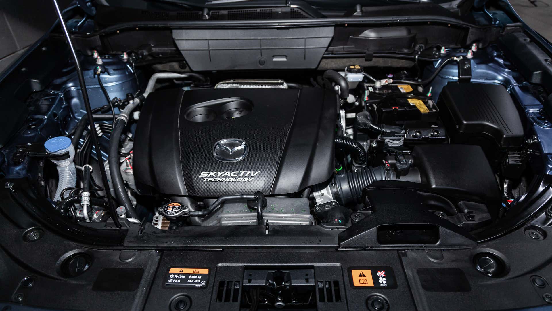 A Mazda engine bay. 马自达引擎舱。