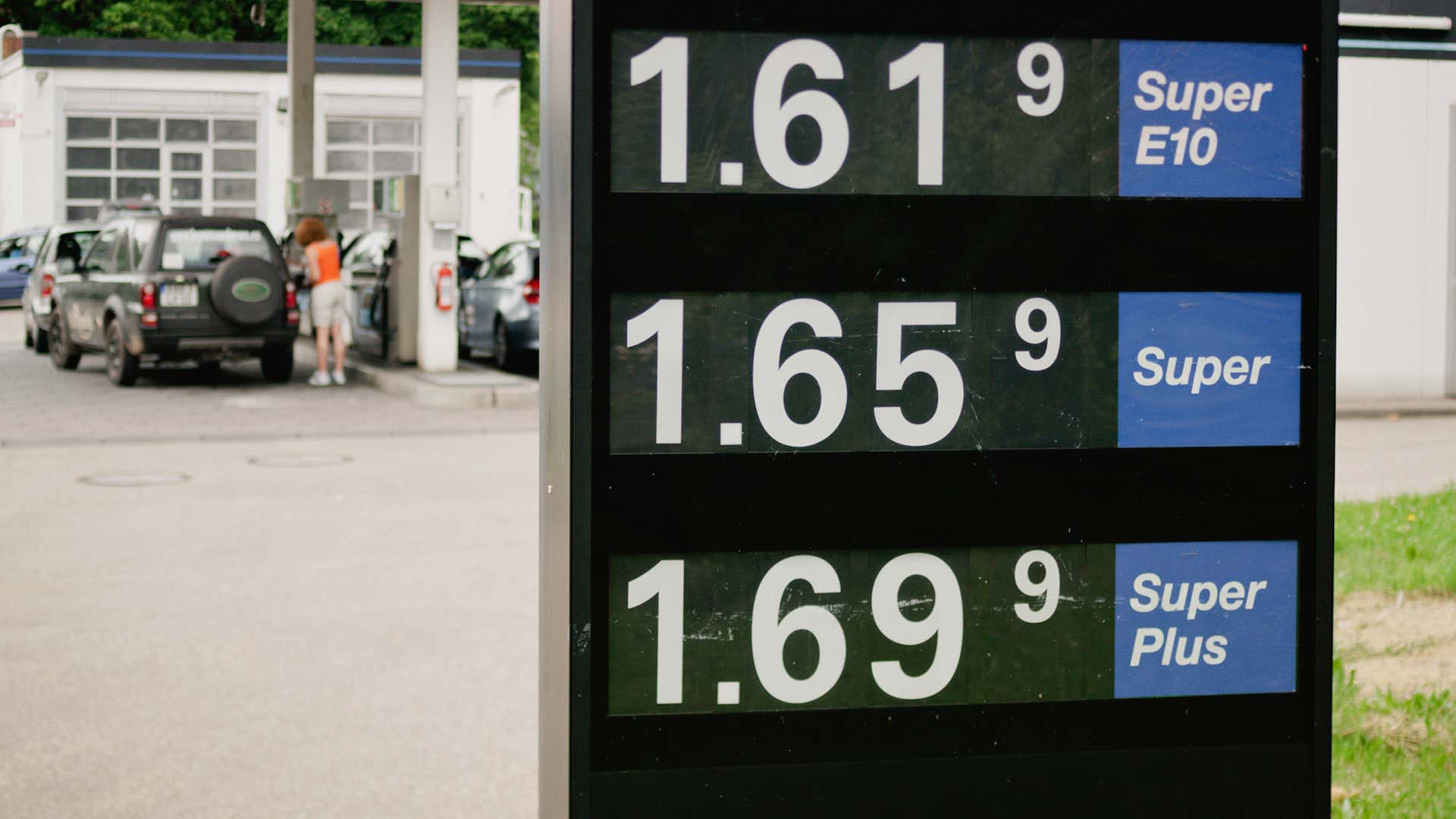 A fuel station's pricing. 加油站的定价。