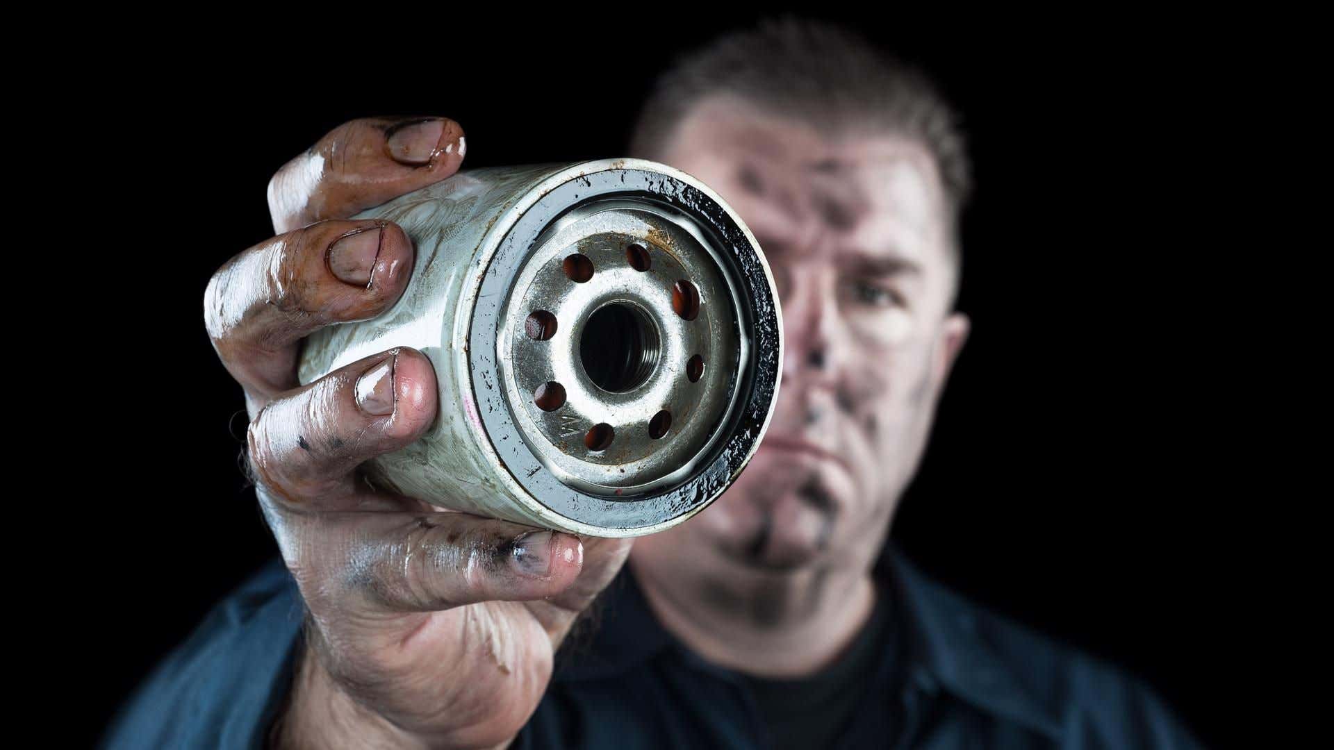 An old oil filter. 一个旧的滤油器。