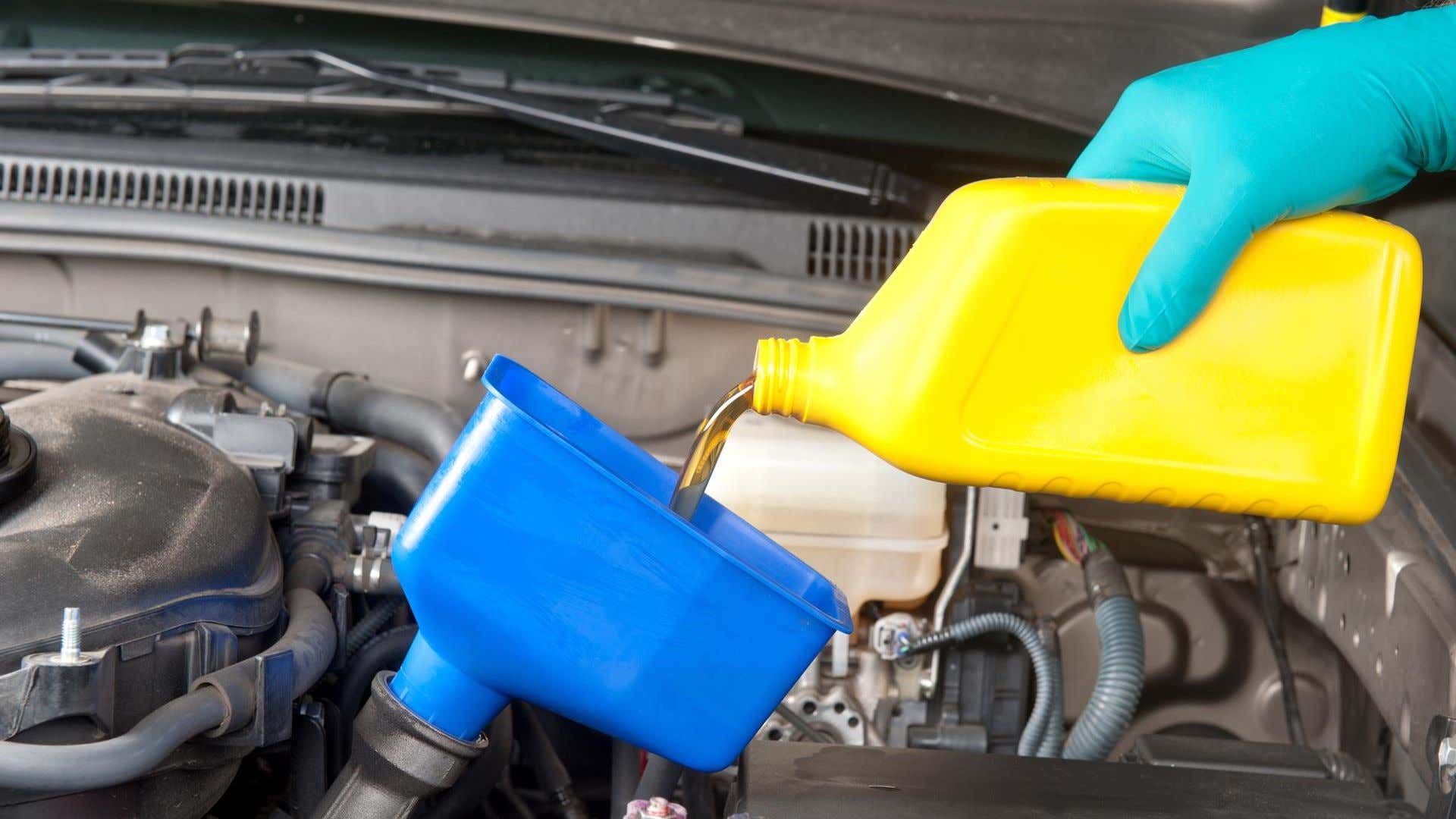 Pouring in new synthetic oil. 注入新的合成油。