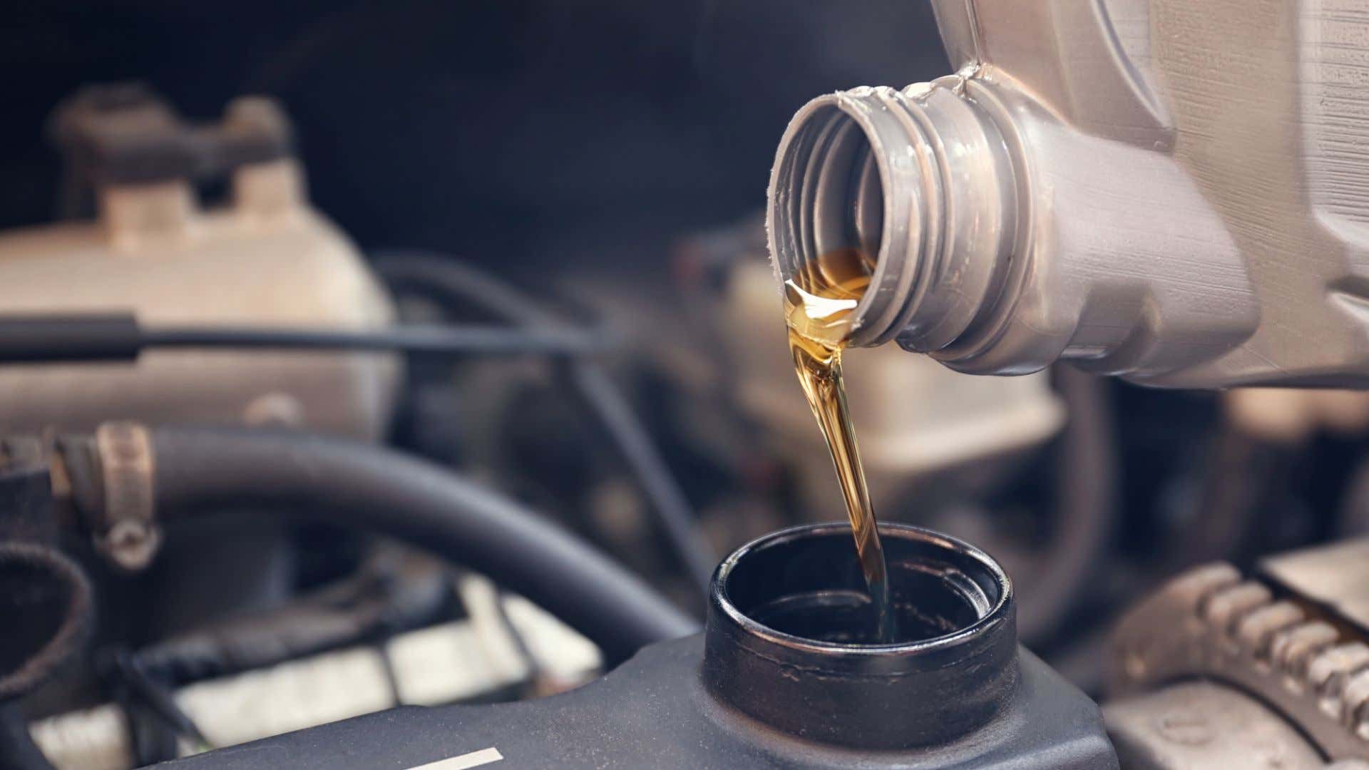 New synthetic oil is poured into the engine. 新的合成油被注入发动机。