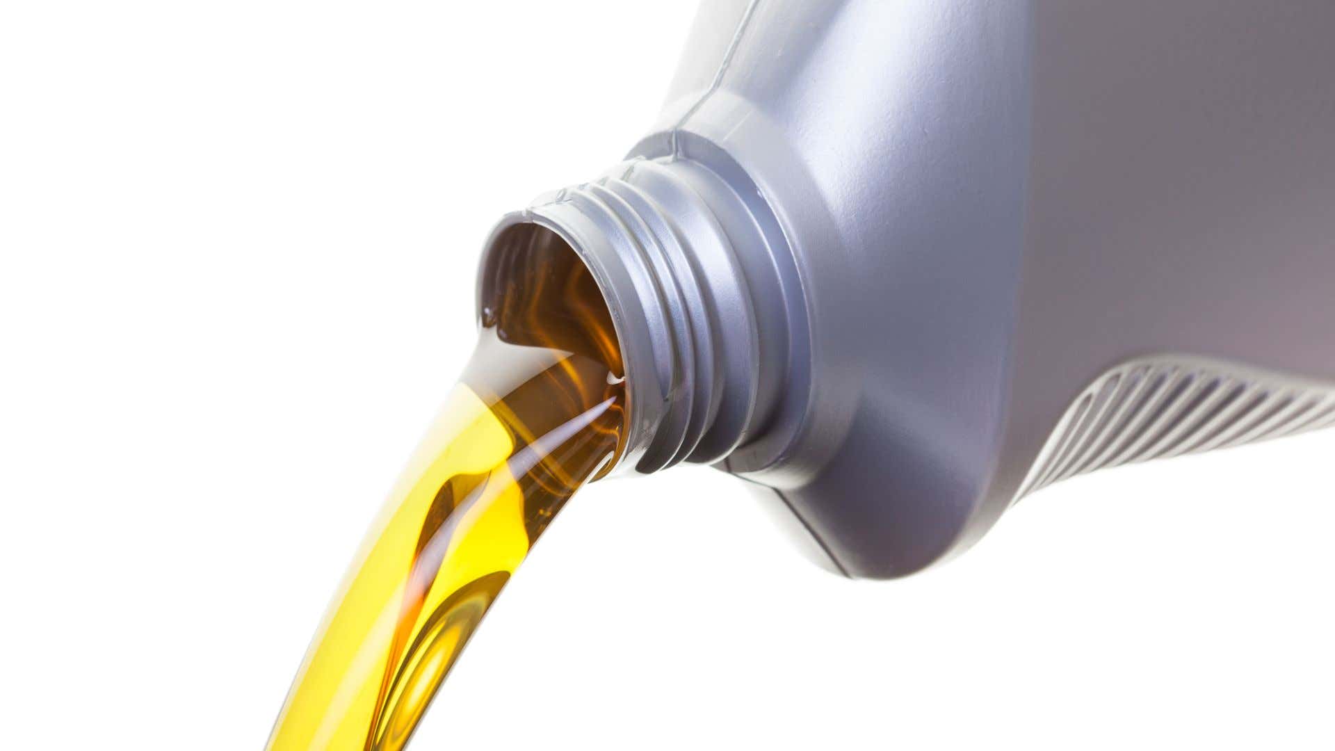 Synthetic oil poured out of the bottle. 合成油从瓶子里倒了出来。