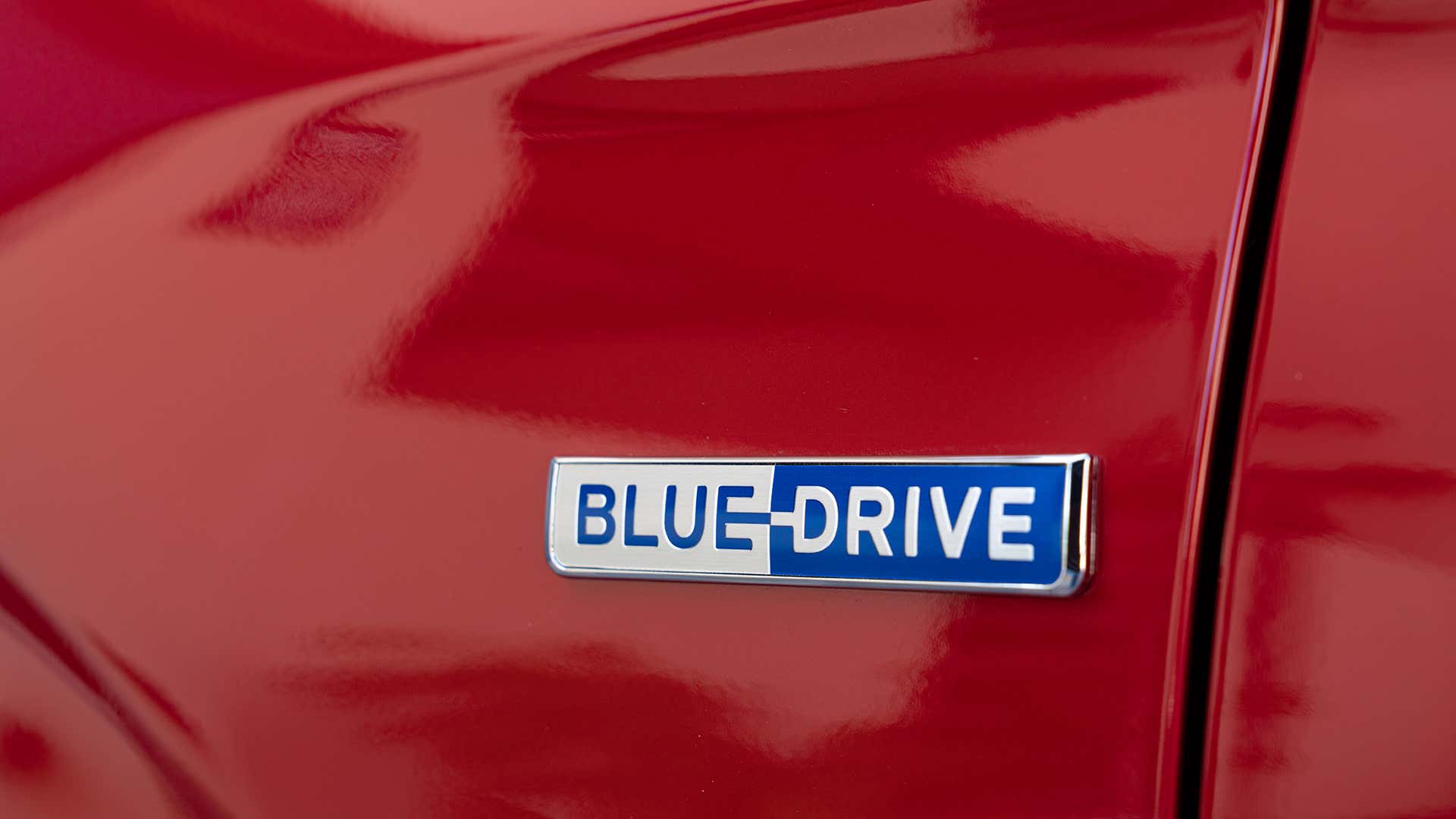 A Hyundai Blue Drive badge. 现代汽车的蓝驱徽章。