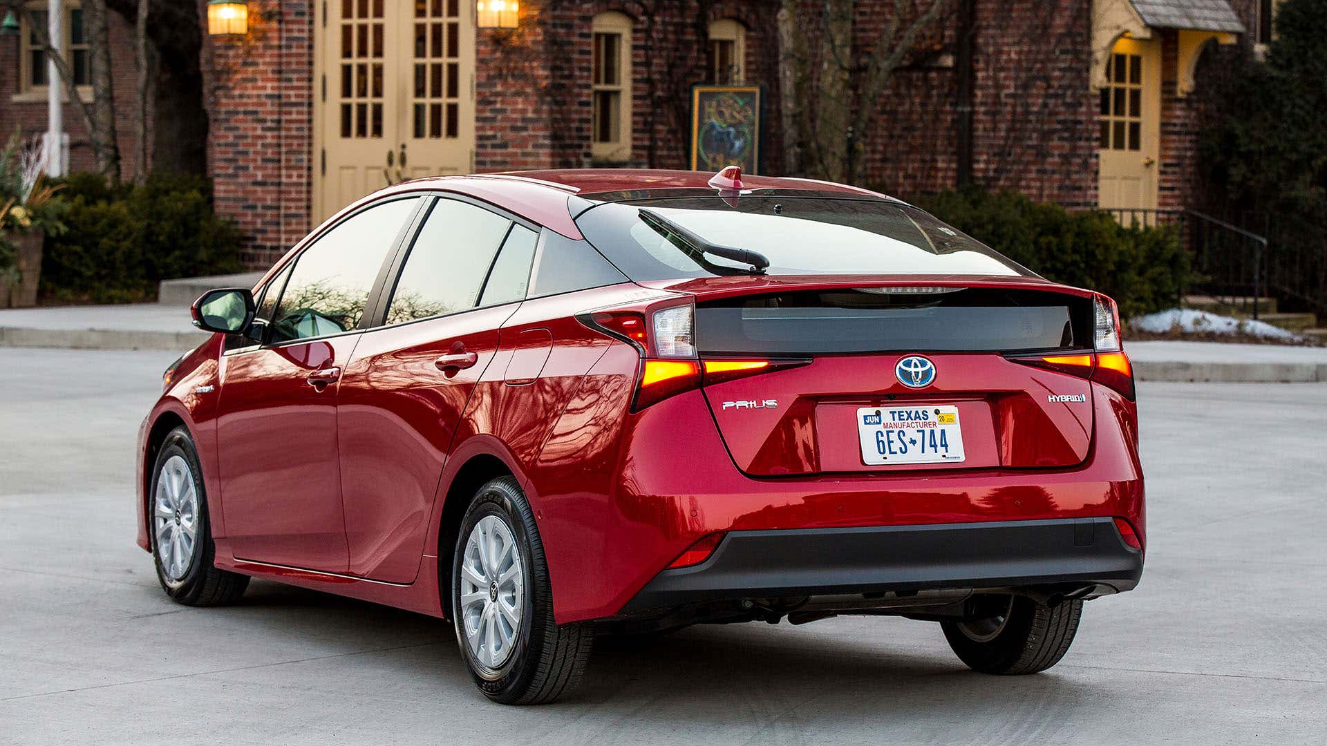 The rear of the 2020 Toyota Prius. 2020年丰田普锐斯的尾部。