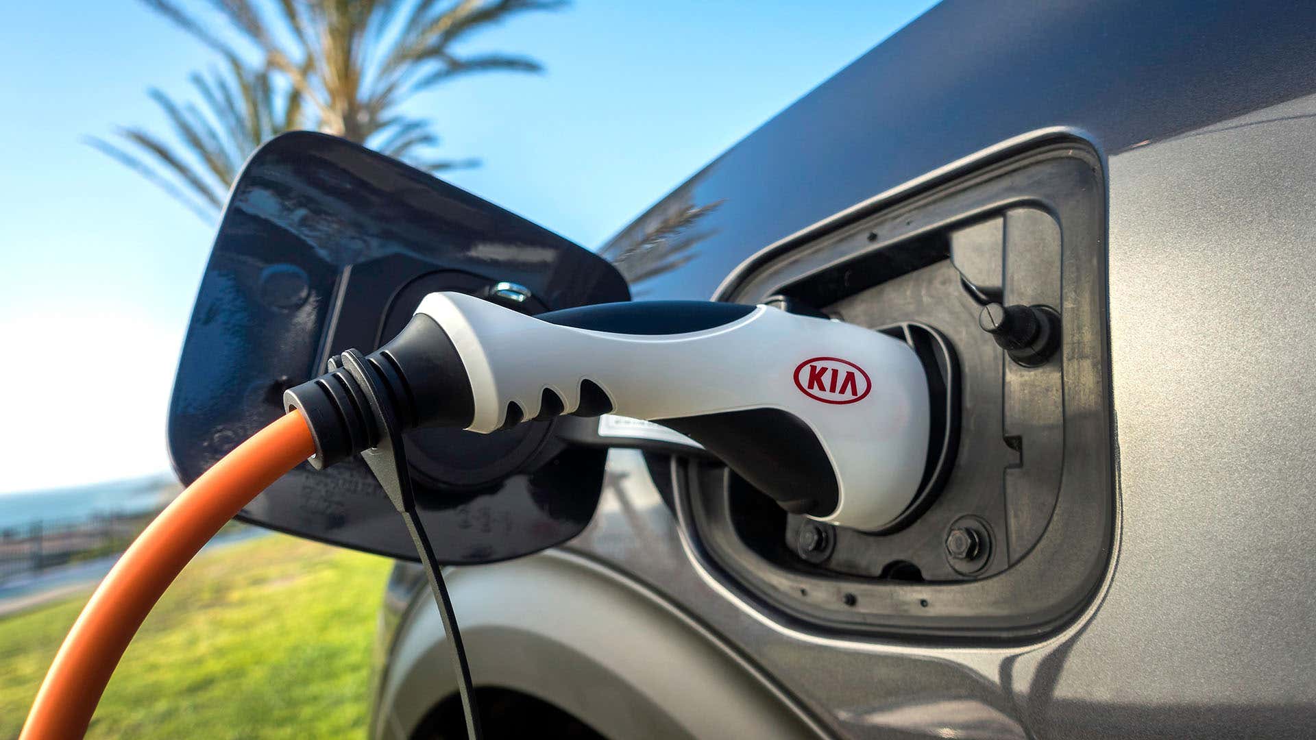 The Kia Niro's plug is located in the front driver's side panel quarter panel. 起亚尼罗的插头位于前驾驶员的侧面板四分之一面板。