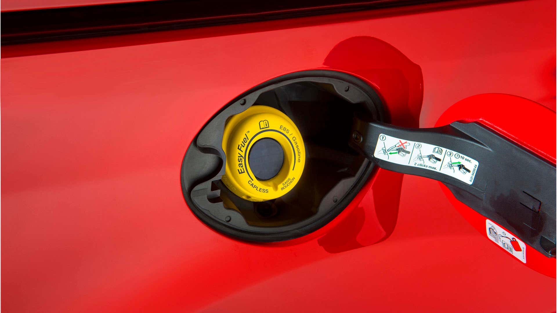 A 2016 Ford Transit Connect with a yellow E85 fuel label. 2016年福特运输与黄色E85燃料标签连接。