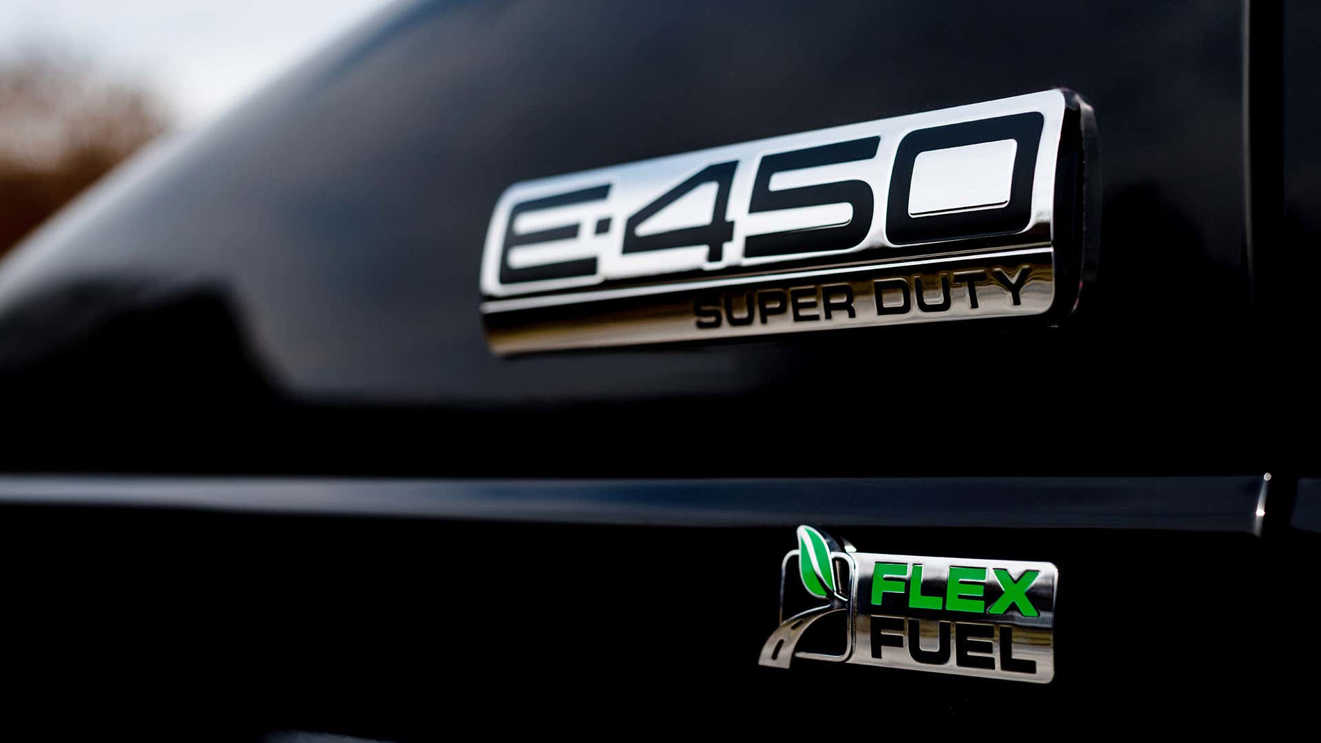 A Ford E-450 Super Duty Flex Fuel badge. 一辆福特E-450超级燃料车。