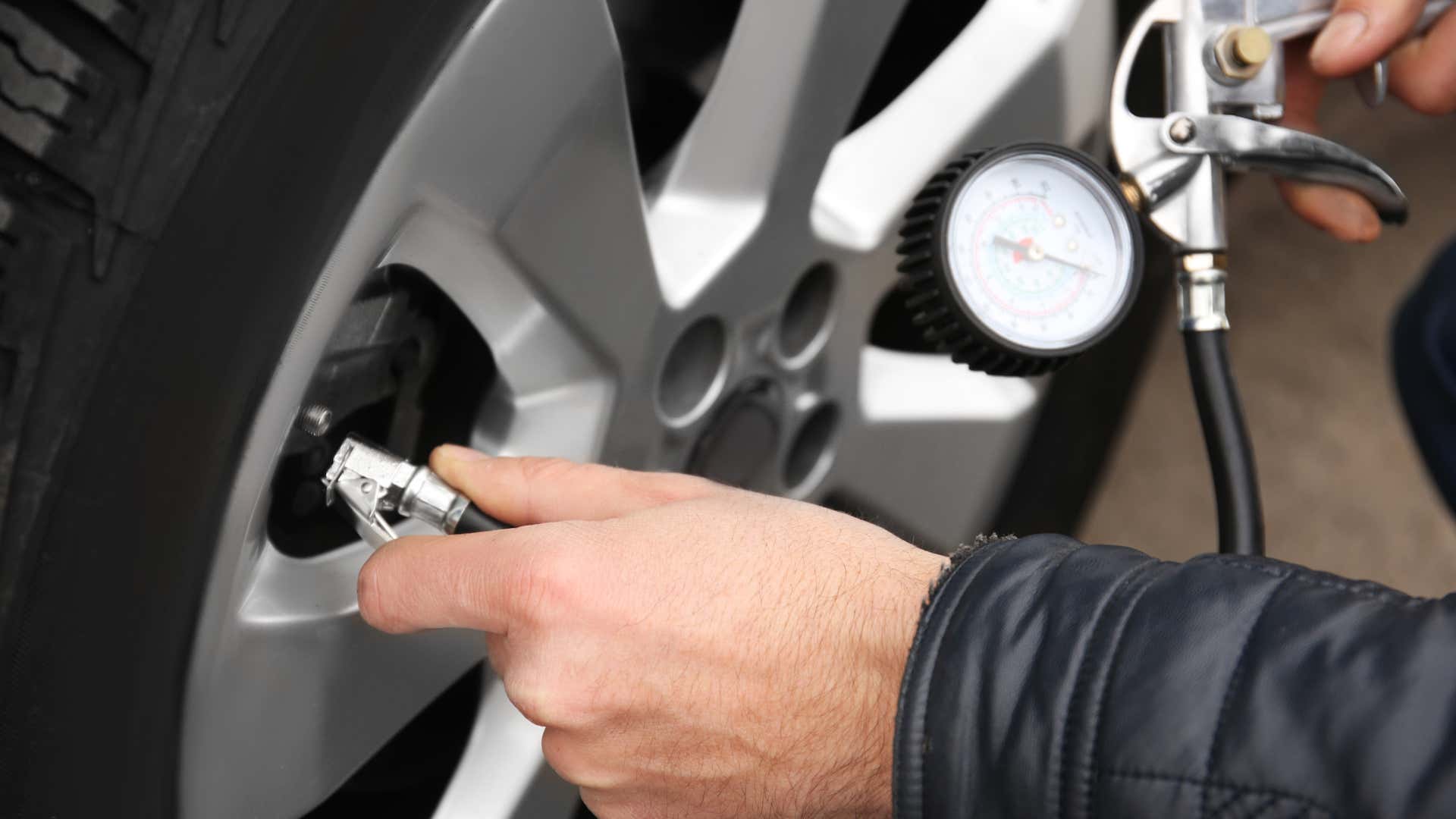 A TPMS light means it's time to check your tires. TPMS灯亮意味着是时候检查轮胎了。