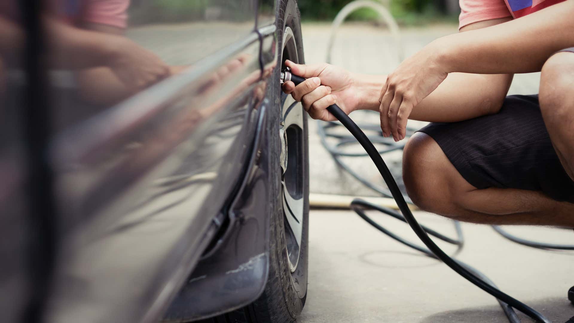 It's easy to check the tires yourself. 自己检查轮胎很容易。