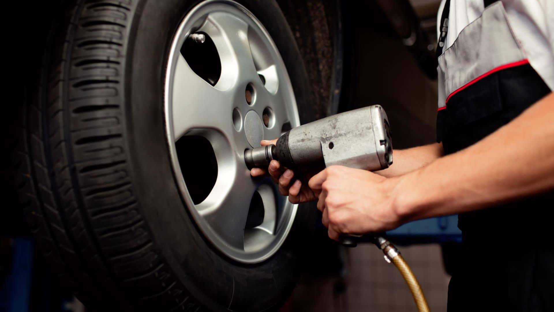 Let's make sure your tires are up to snuff. 让我们确保您的轮胎达到鼻烟。