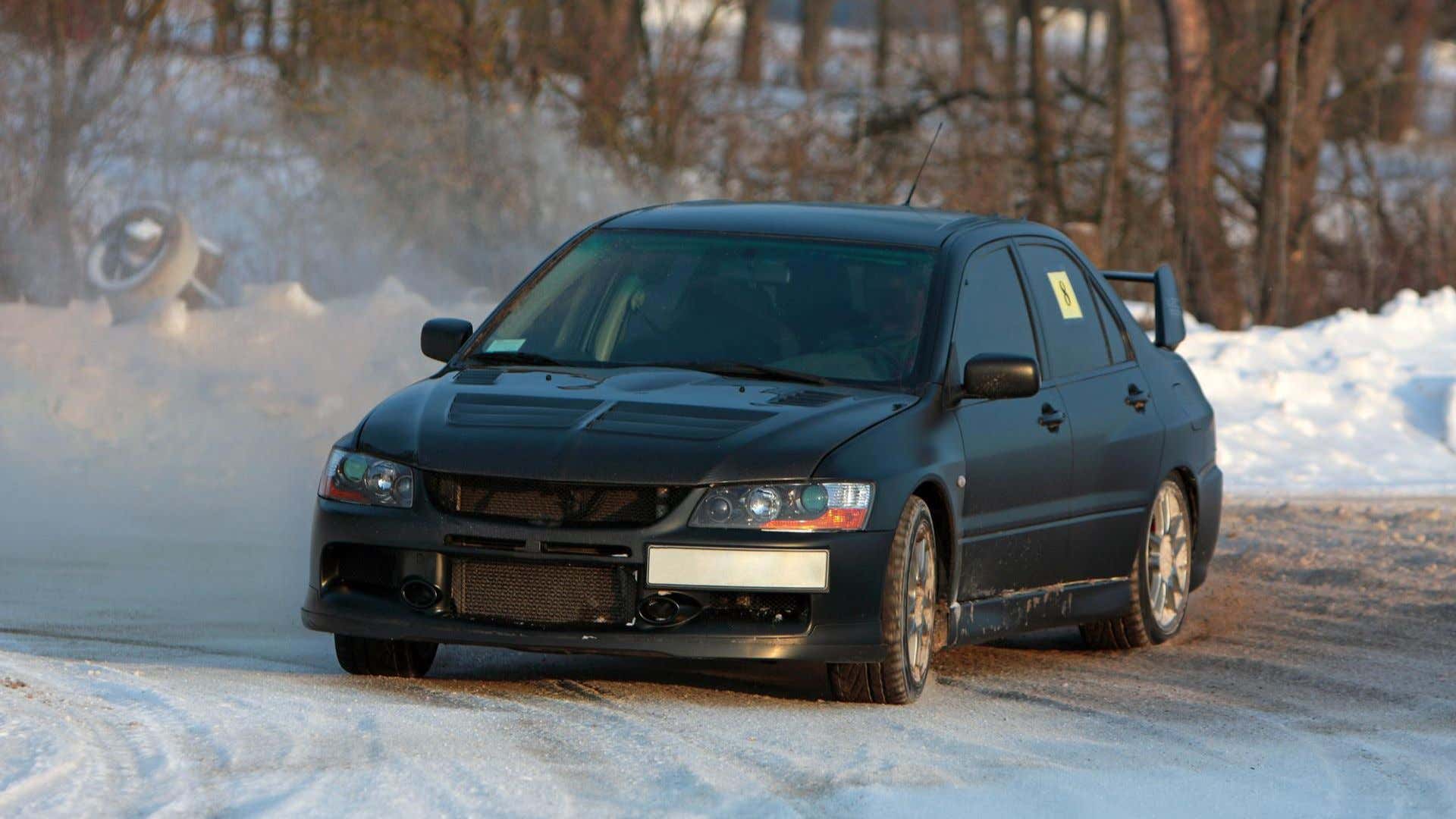 A Mitsubishi Evo encounters a slippery situation and goes full WRC! 三菱Evo遇到了一个棘手的情况,并完全WRC!