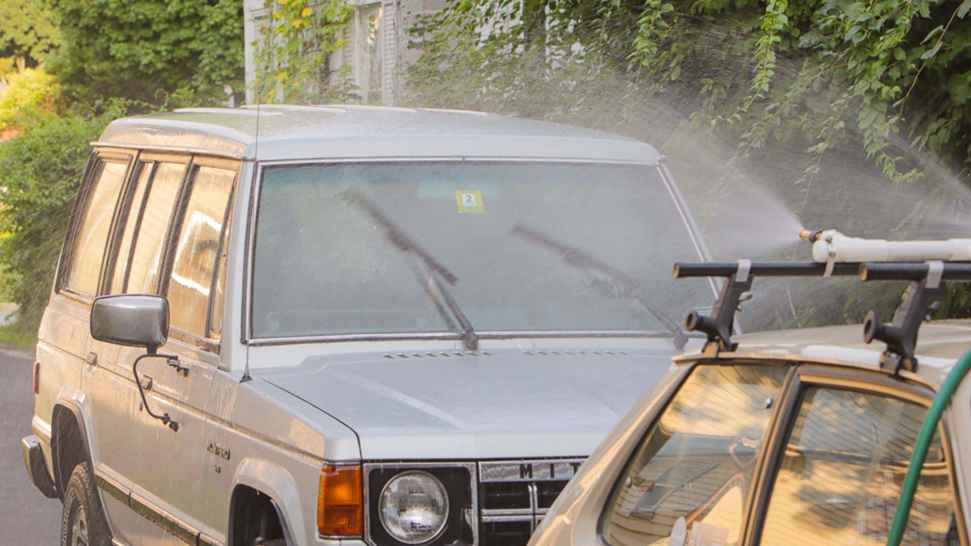 The wipers attempting to keep up with our rig. 刮水器试图跟上我们的钻机。