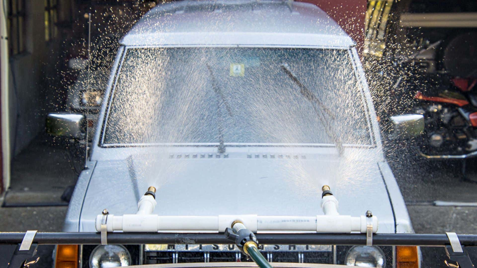 The rig spraying water at the Mitsubishi. 在三菱喷涂水。