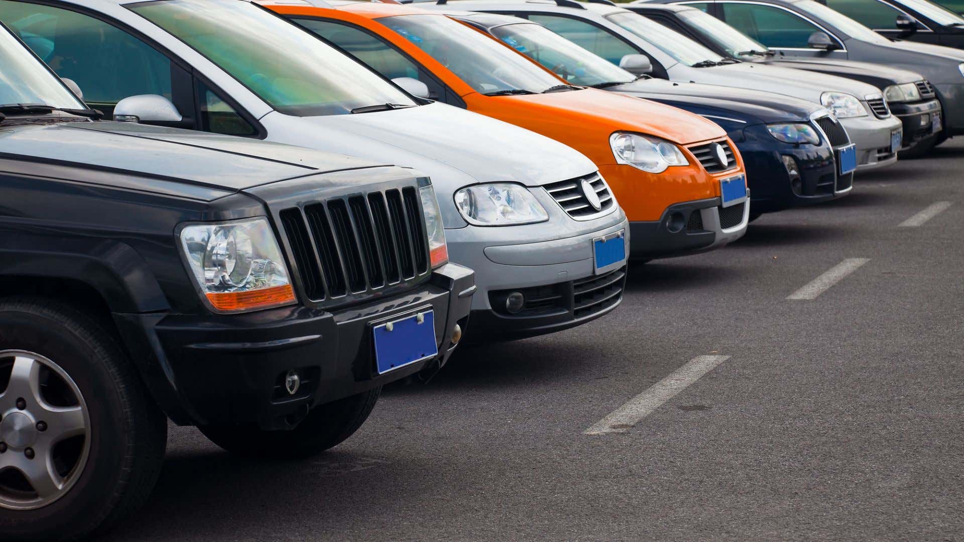 A line of old cars. 一条旧车。