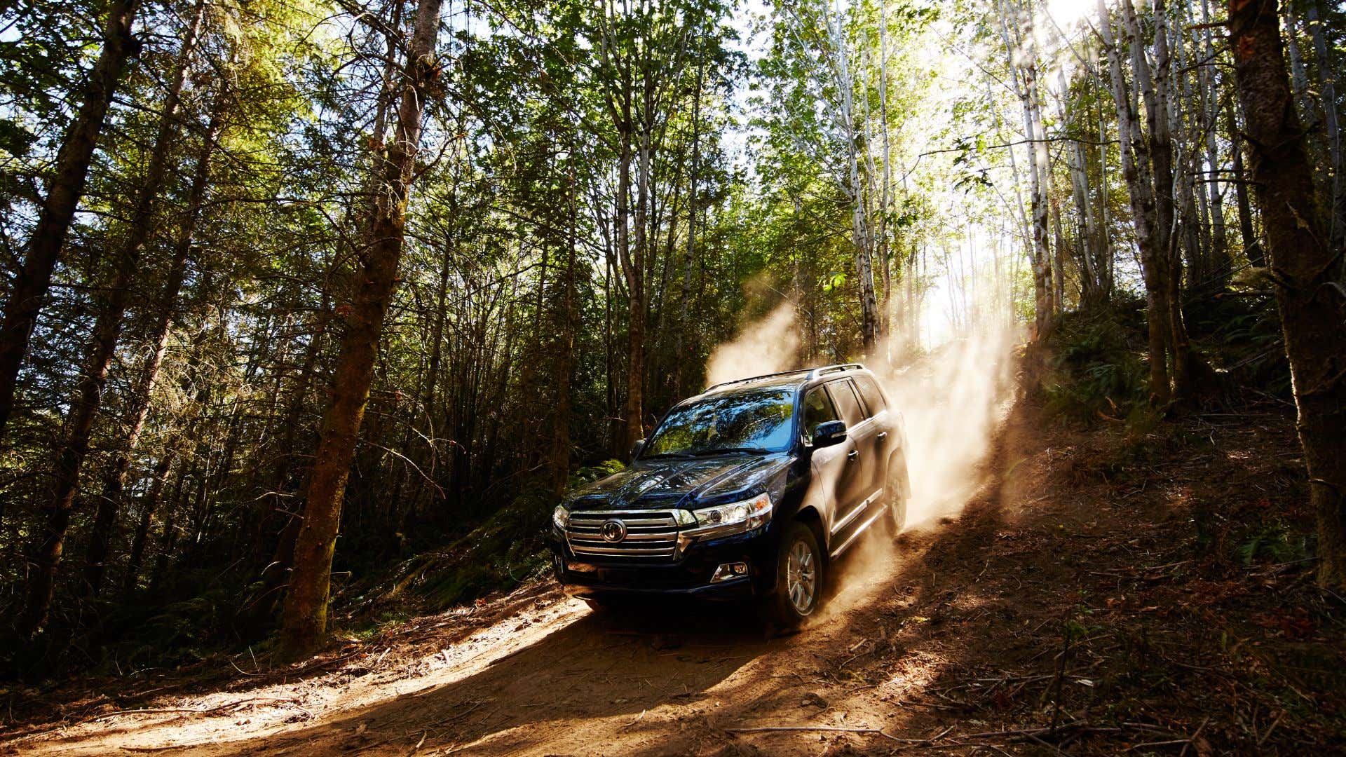 A Toyota Land Cruiser going down a mountain. 山下山的丰田陆地巡洋舰。