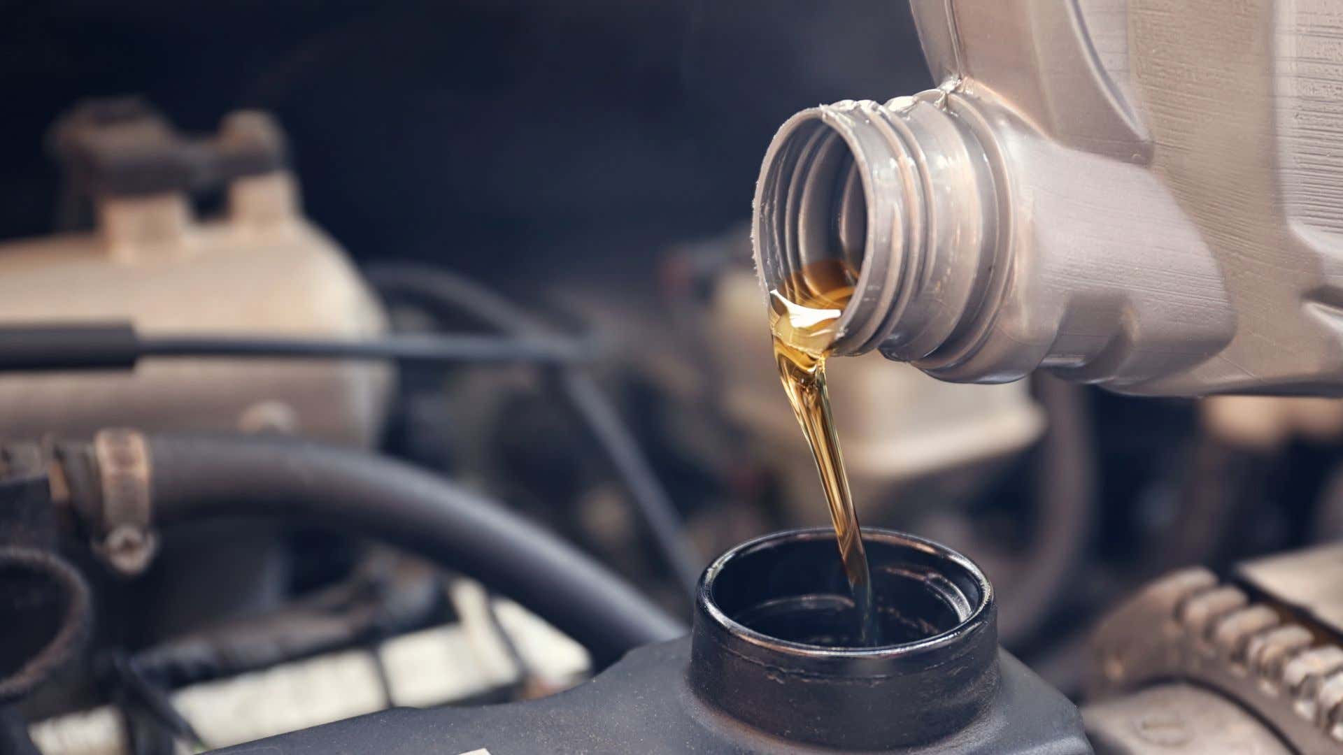 Motor oil. 机油。