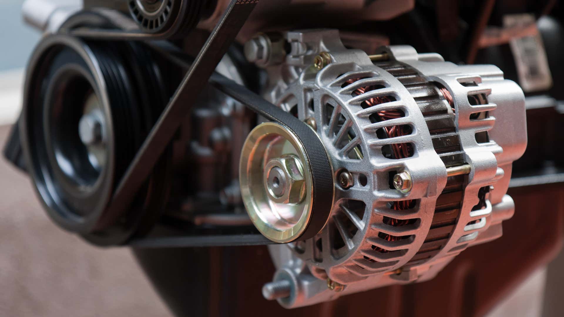 The alternator in its natural habitat. 发电机在它的自然栖息地。