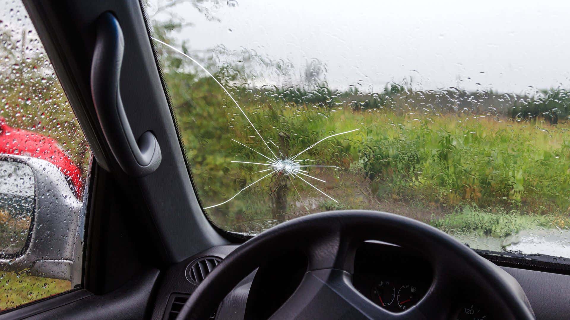 Dang spider windshield cracks. Dang Spider挡风玻璃裂缝。