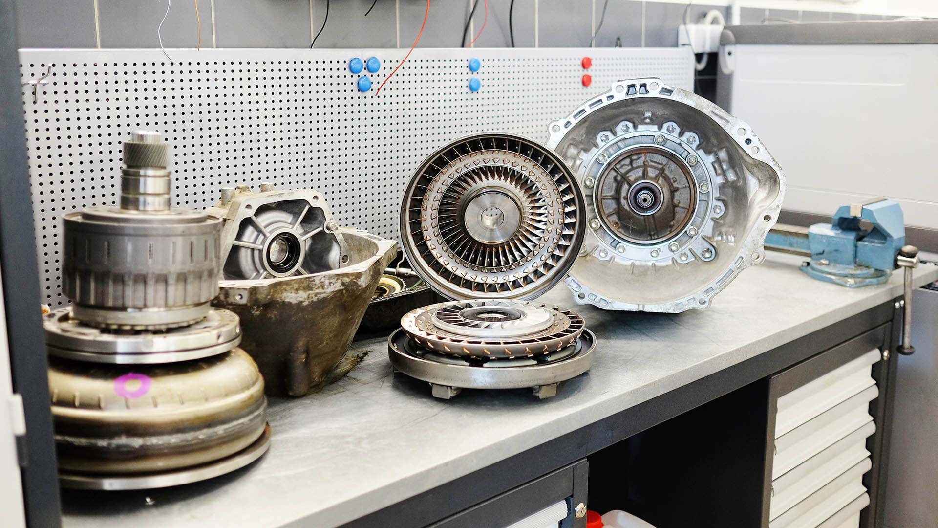 An automatic transmission taken apart to show the inside of a torque converter. 自动变速器分开以显示变矩器内部。
