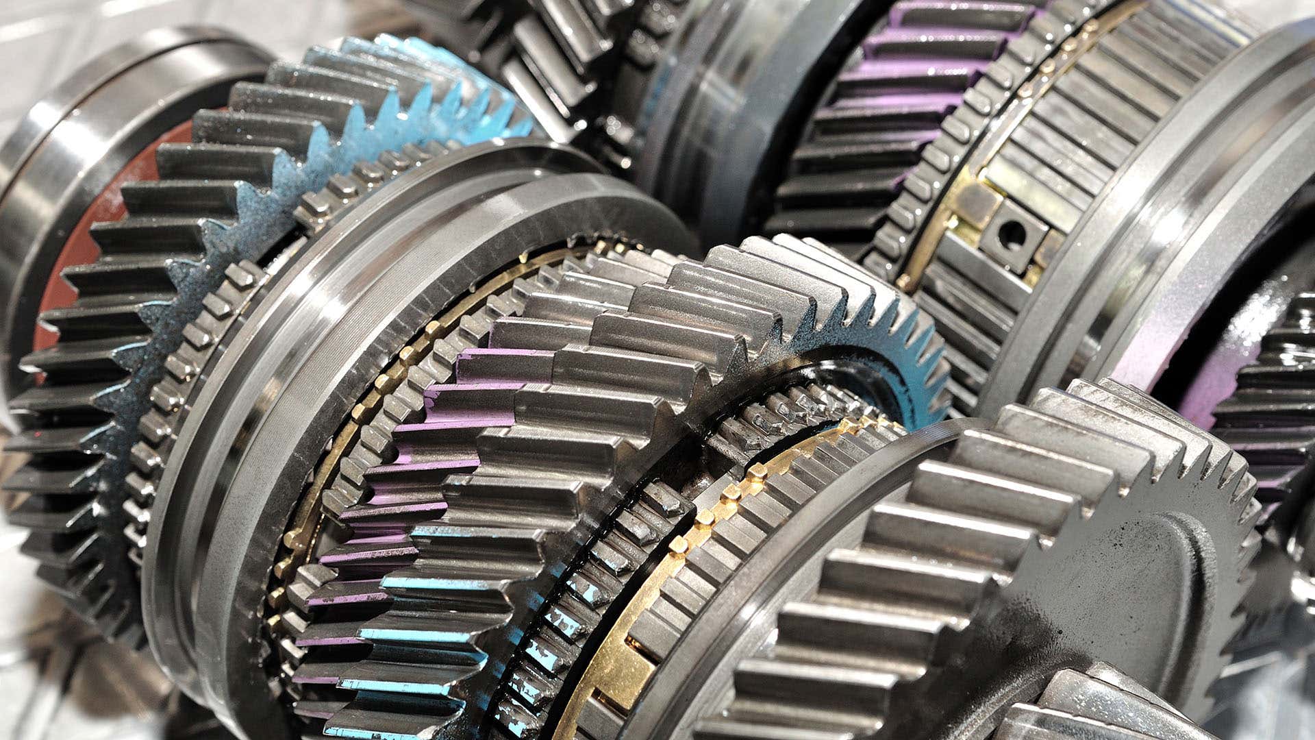 The gears inside an automatic transmission. 自动变速器内的齿轮。
