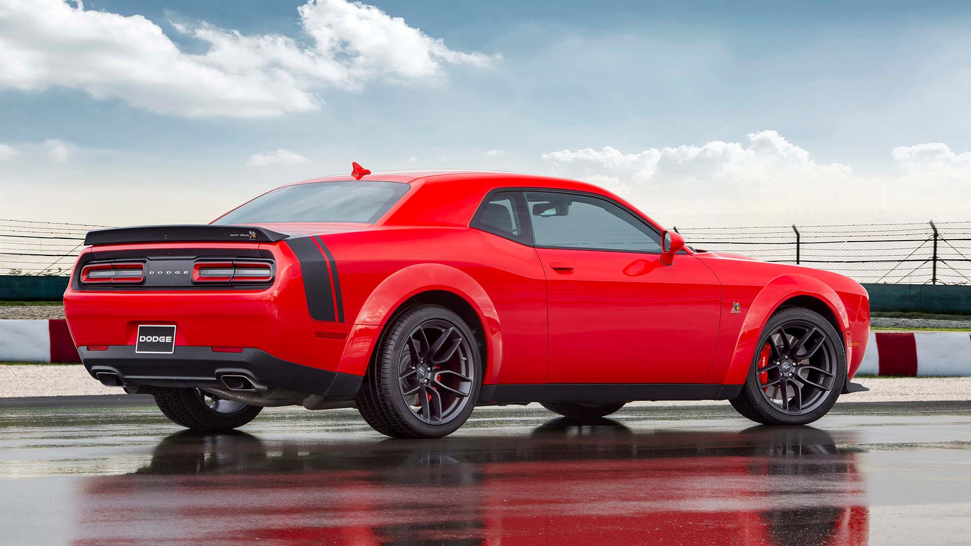 The rear end of a red 2021 Dodge Challenger Scat Pack with. 红2021躲避挑战者斯科特包的后端。