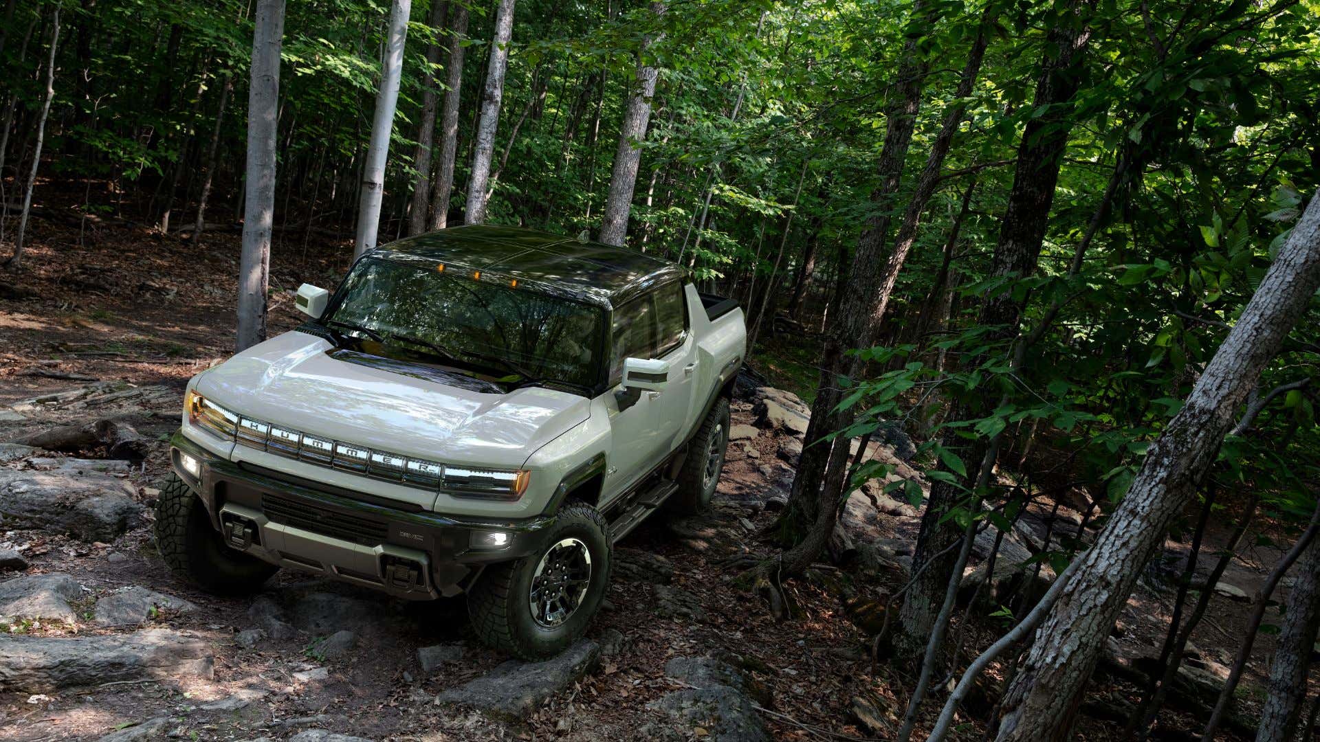 Here it is, the 2022 GMC Hummer EV. 这就是2022年GMC悍马电动汽车。