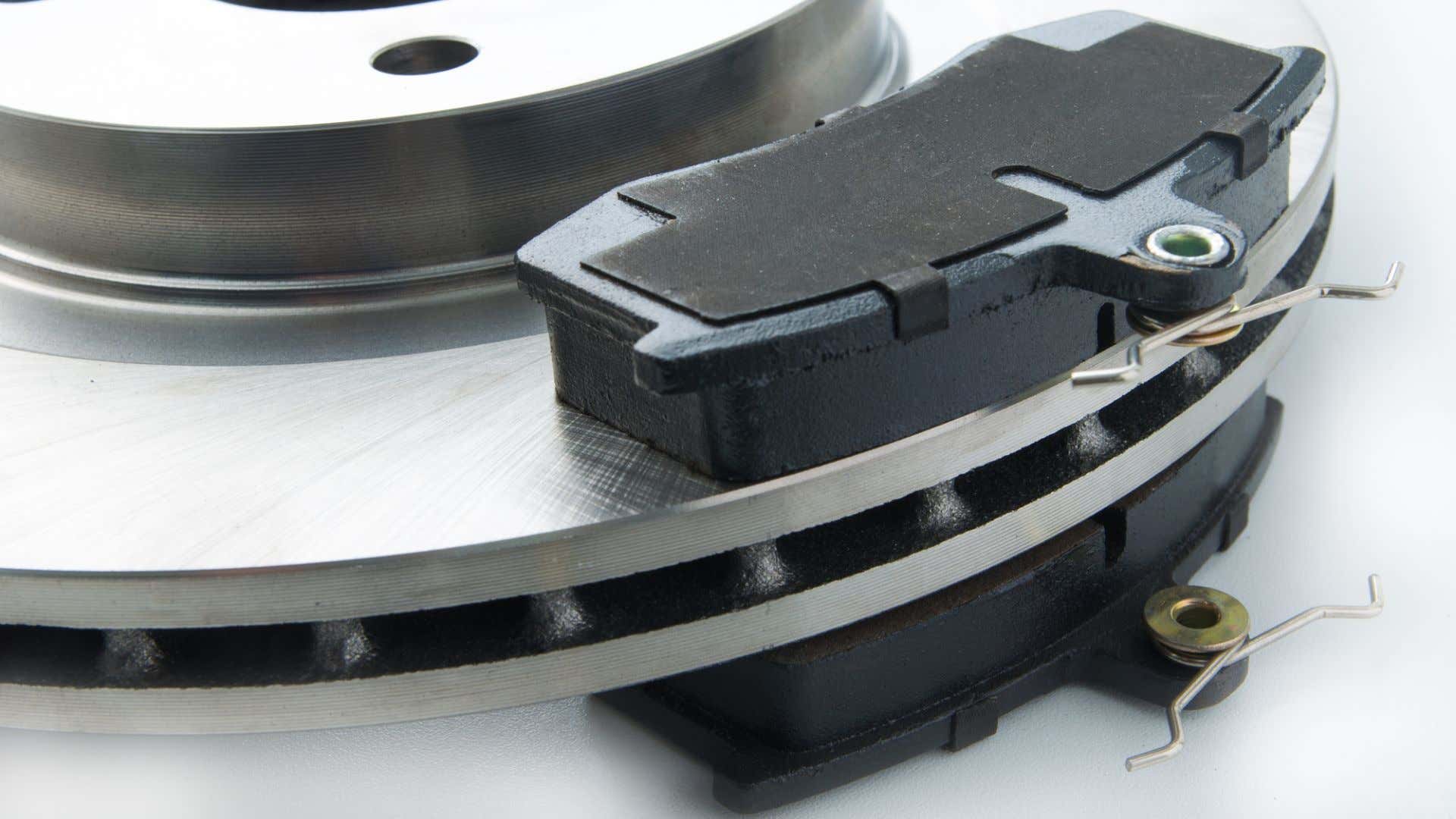 Brake pads on rotors. 转子上的刹车片。