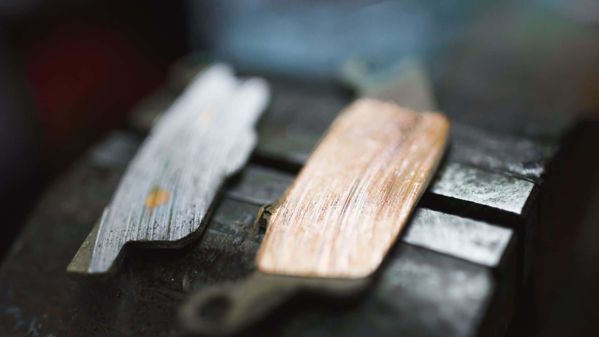 Worn brake pads. 刹车片。