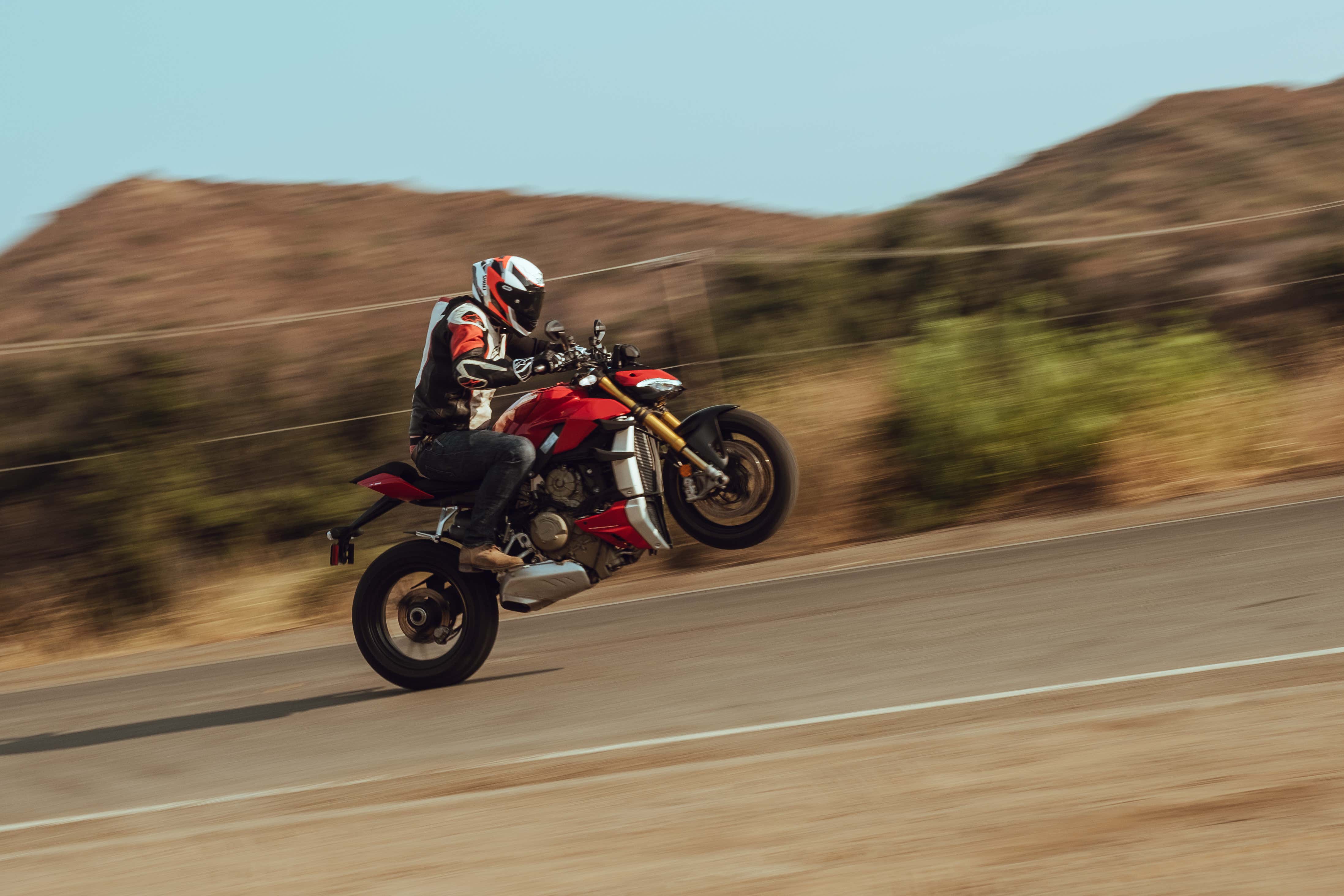 A Ducati Streetfighter V4S wheeliing. 杜卡迪街头车灯v4s驾驶。