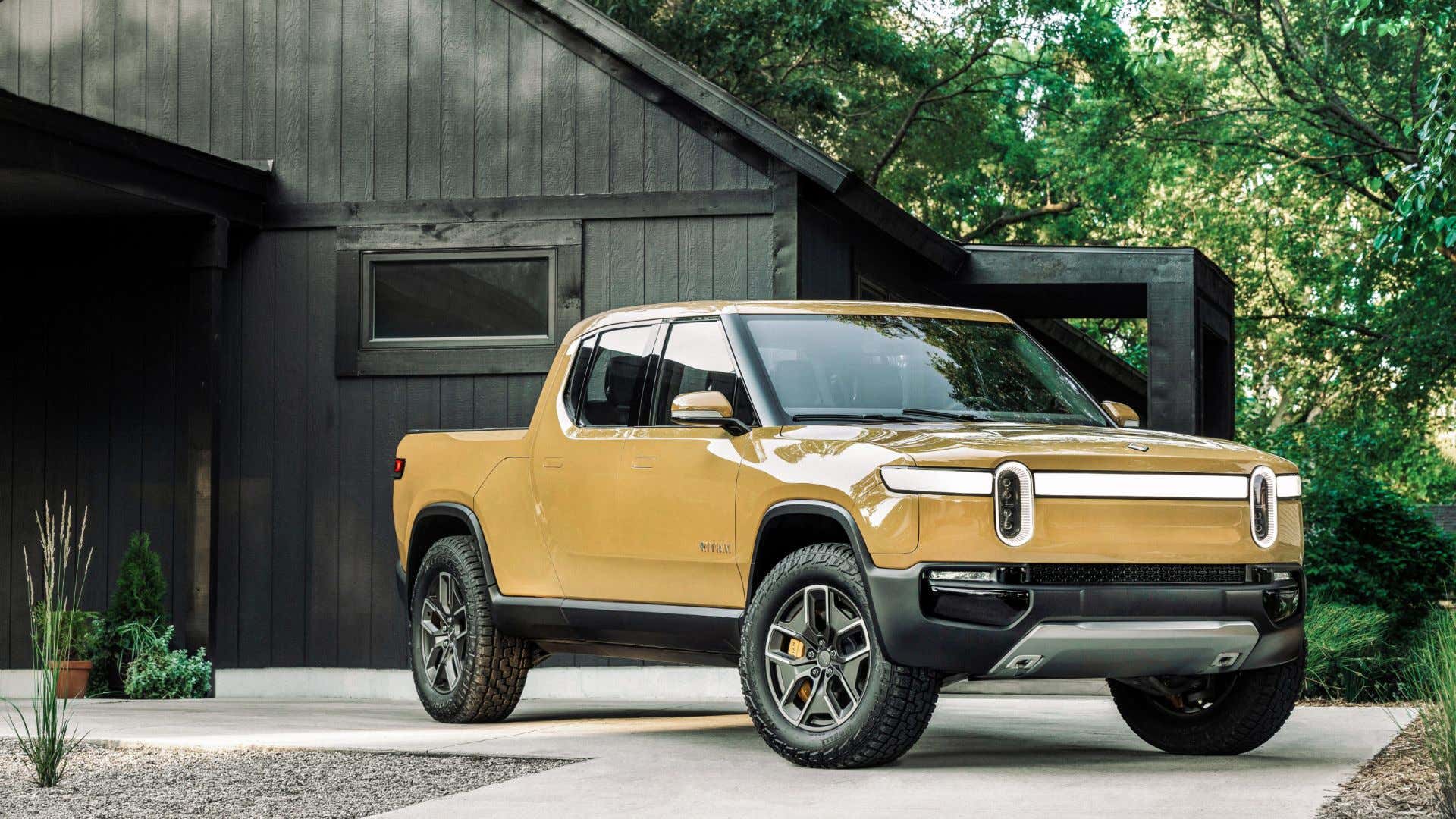 Rivian's all-electric R1T has a ton of torque and horsepower. RIVIAN的全电动R1T有很大的扭矩和马力。