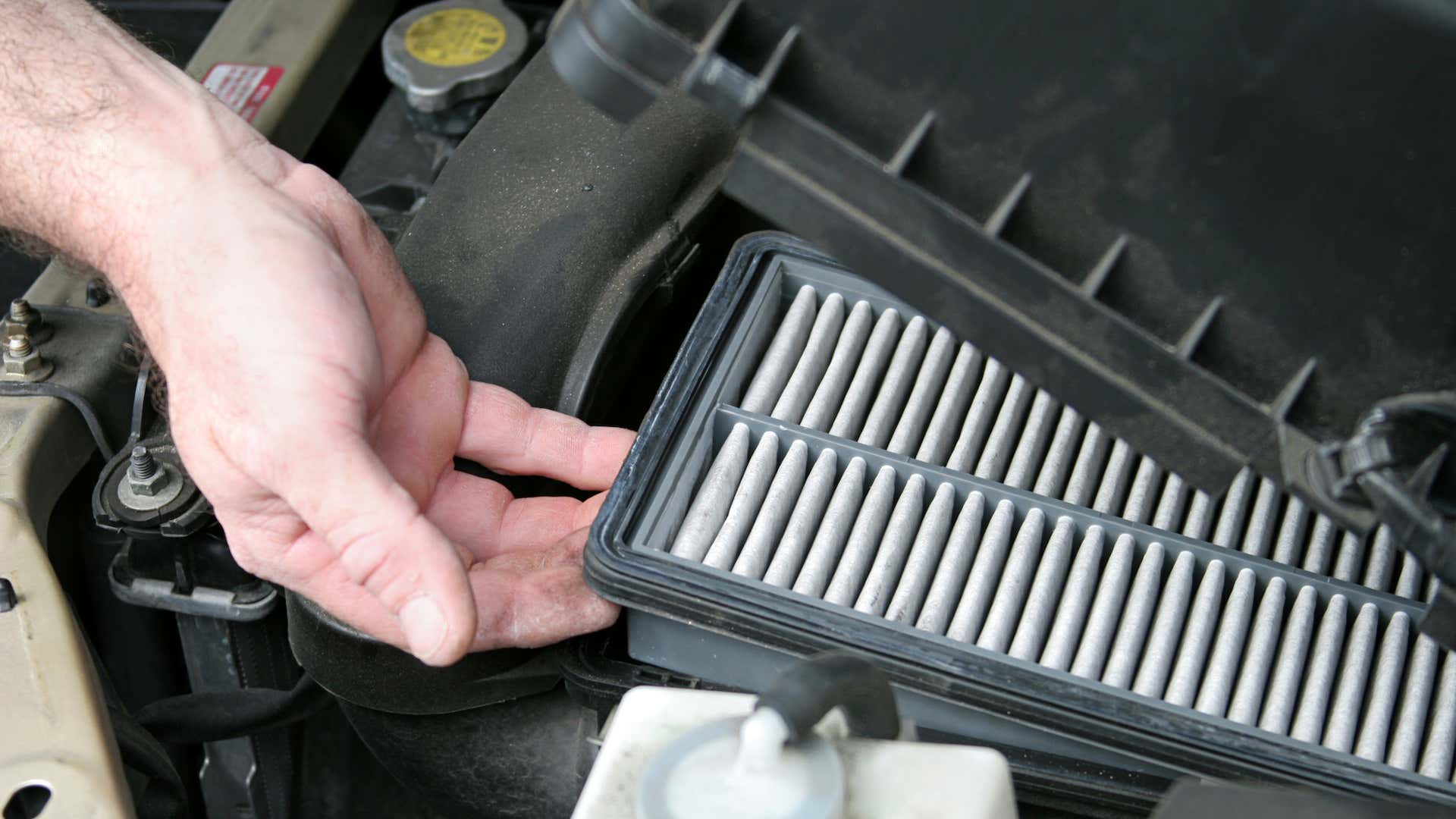 Clean filters let your car - and you - breathe easier. 清洁过滤器让您的汽车 - 而且 - 呼吸更容易。