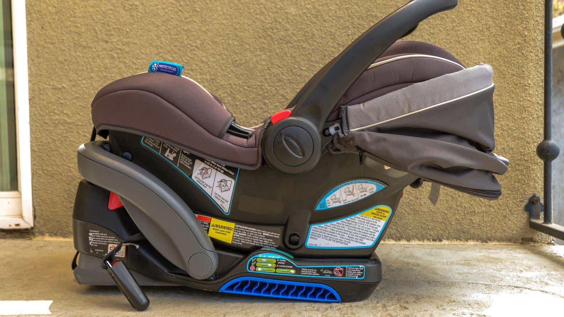 A rear-facing car seat. 朝后的汽车座椅。