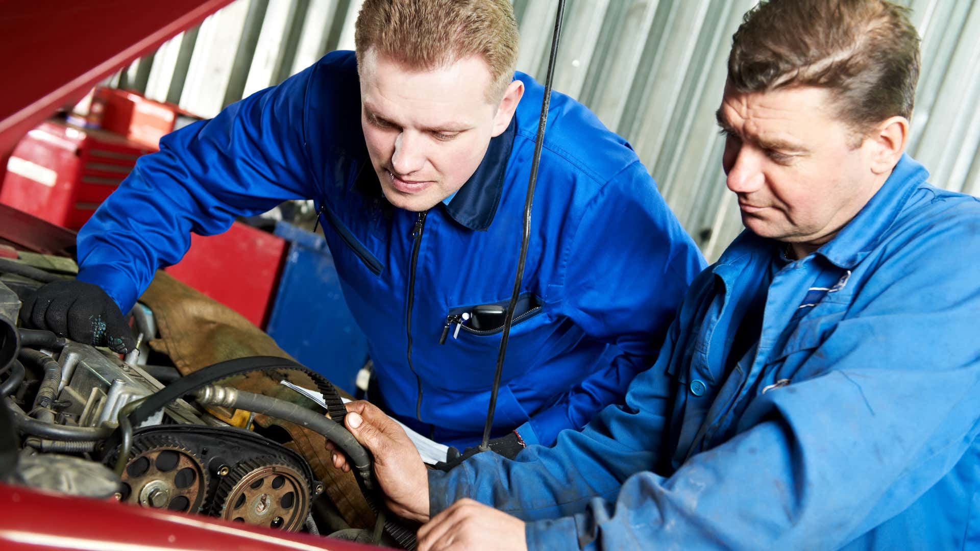 A broken timing belt can result in serious maintenance bills. 破损的同步带会导致严重的维护账单。