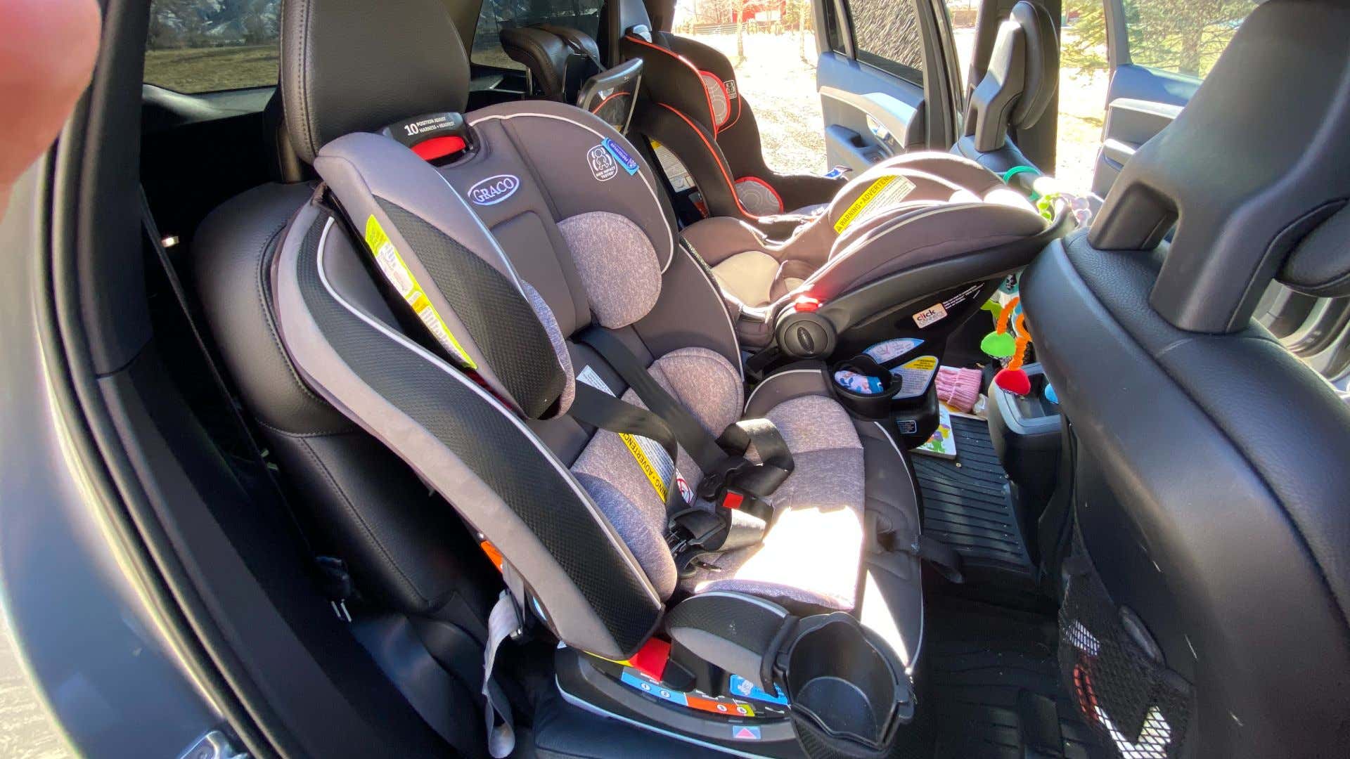 A convertible car seat. 可换股车座椅。