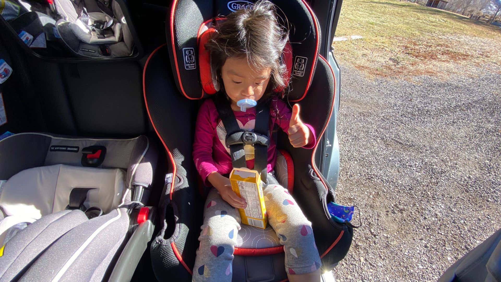 A car seat's 5-point harness in action. 汽车座椅的5点线束行动。