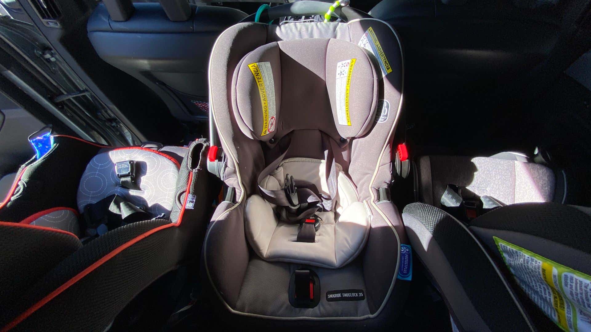 Three car seats all in a row. 三个座位都在一排。