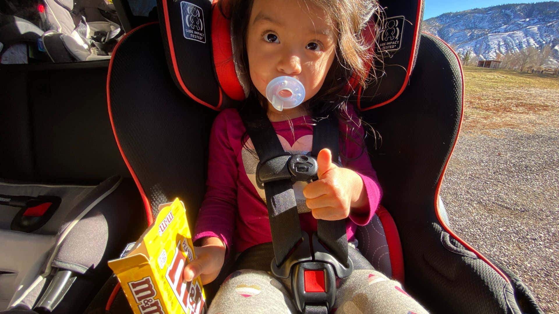 A baby giving a thumbs up. 一个婴儿给竖起大拇指。