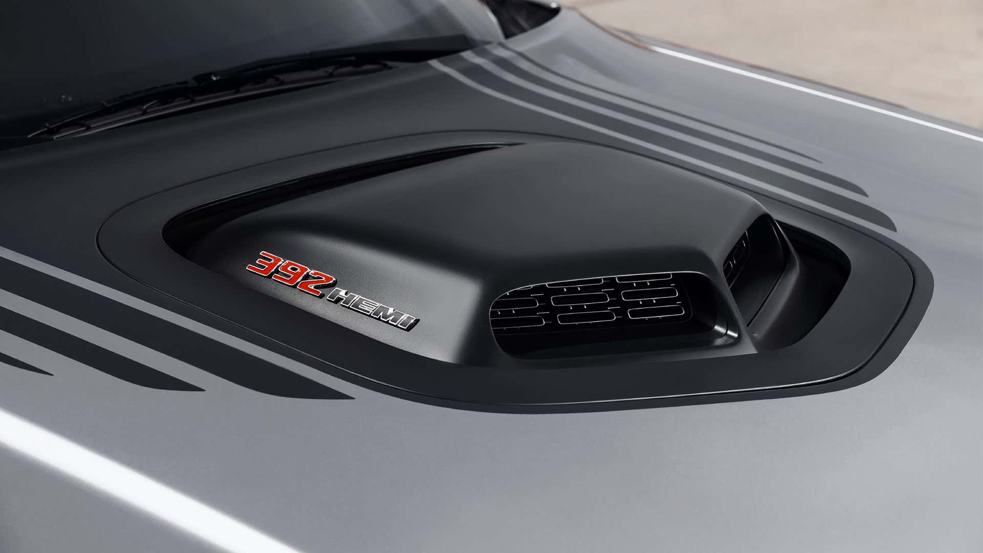 A 392 Hemi Shaker hood scoop. 一个392 Hemi Shaker引擎盖勺。