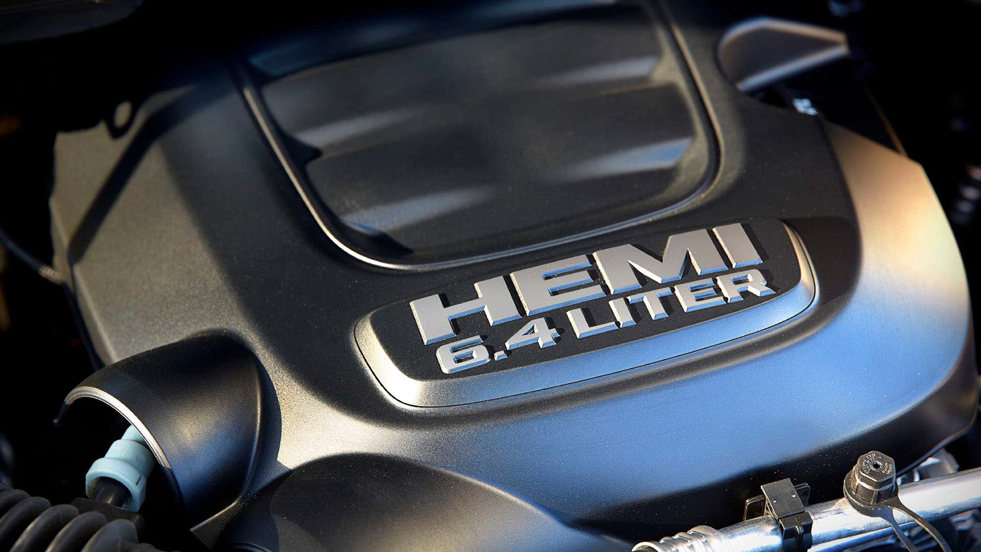 A 6.4-liter Hemi engine bay. 一个6.4升Hemi发动机湾。