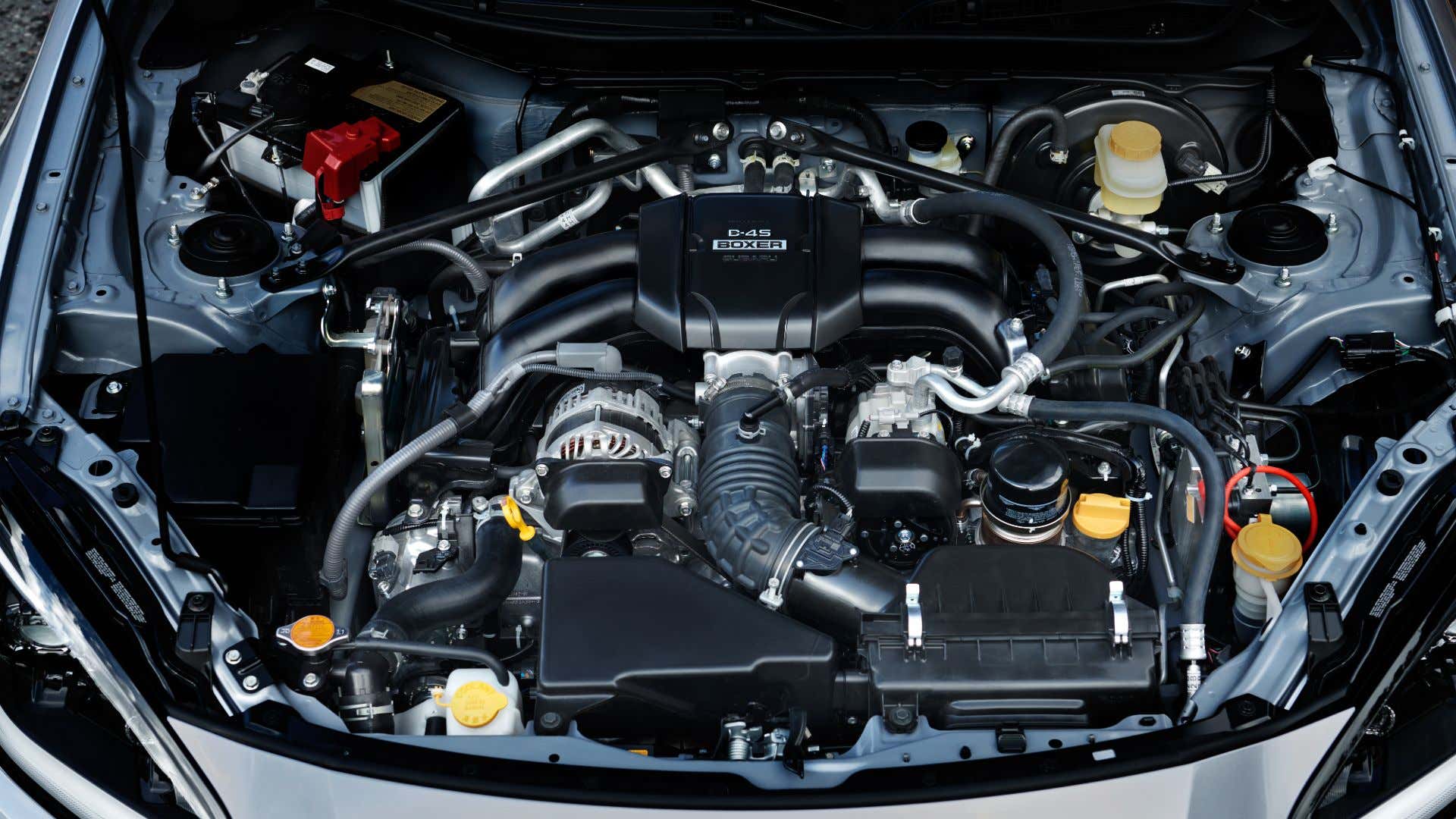 An overhead view shows the 2022 Subaru BRZ's boxer engine bay. 俯视图显示2022斯巴鲁BRZ的boxer引擎舱。