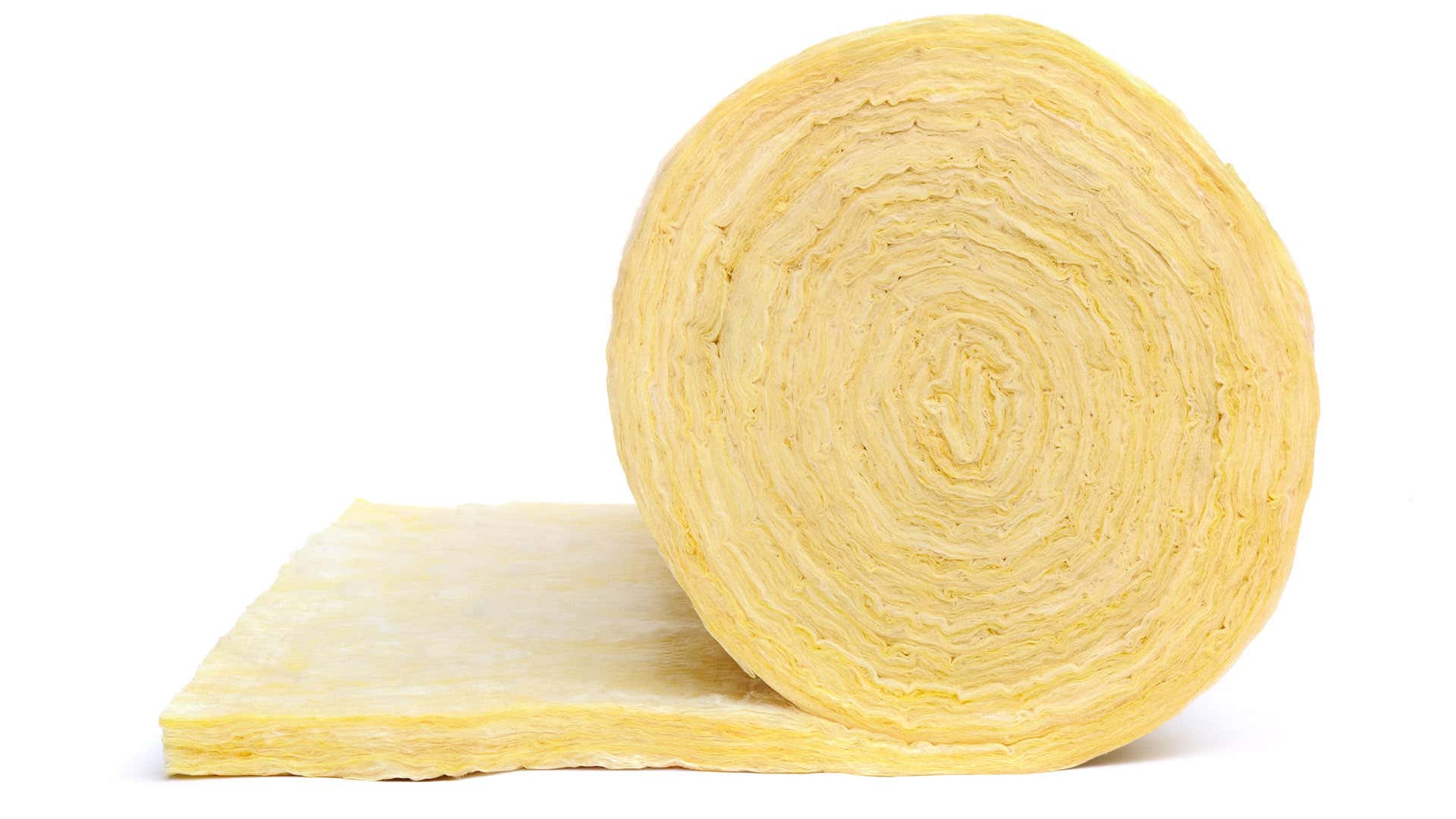 A yellow roll of insulation sits on a white backdrop. 绝缘体一卷黄色卷坐白色背景。