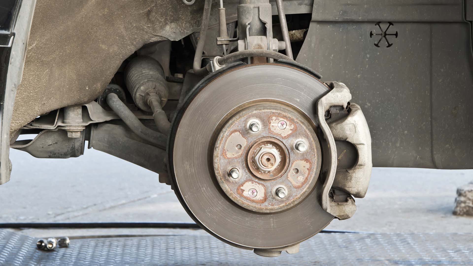 The suspension, brakes, and wheel hub assembly of a car with the wheel removed. 用车轮移除的汽车的悬架,制动器和轮毂毂组装。