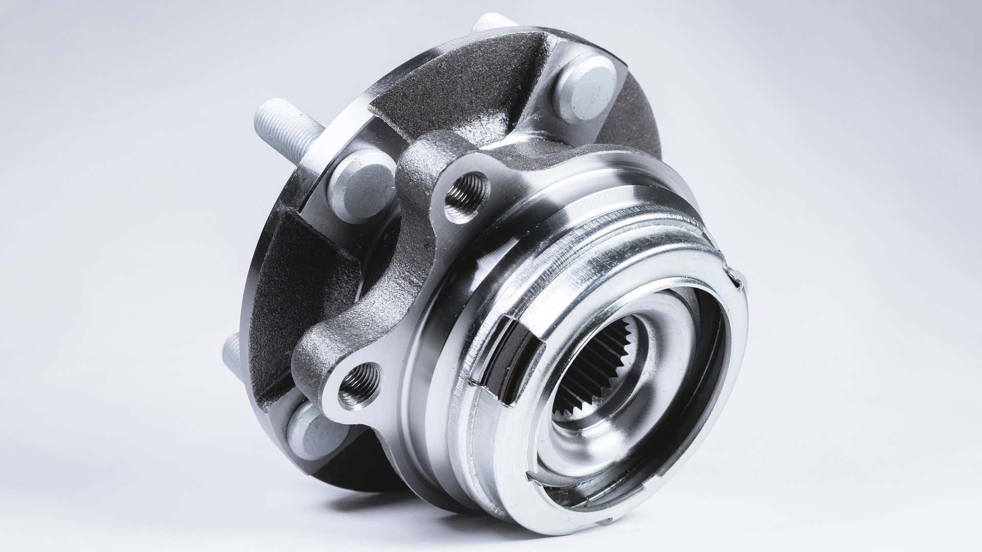 A wheel hub assembly on a gray background. 在灰色背景的一个轮子毂汇集。