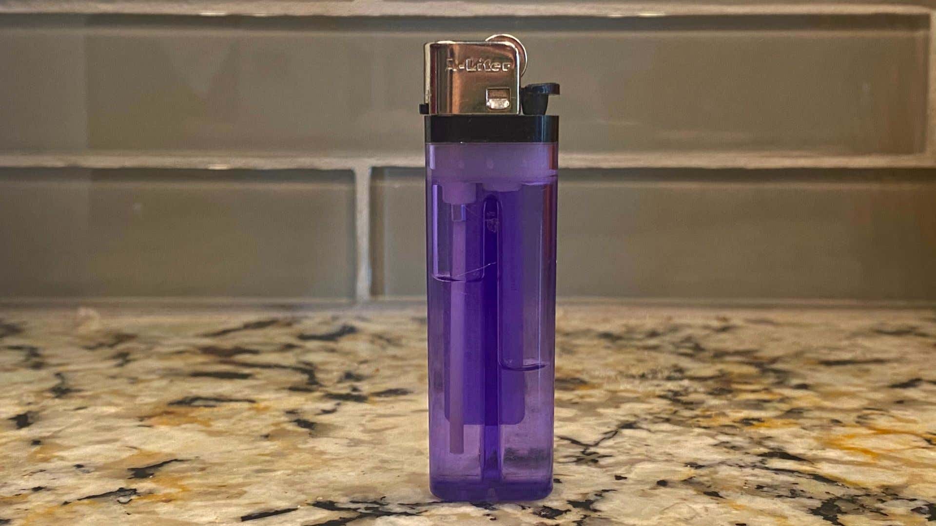 A simple lighter. 一个简单的打火机。