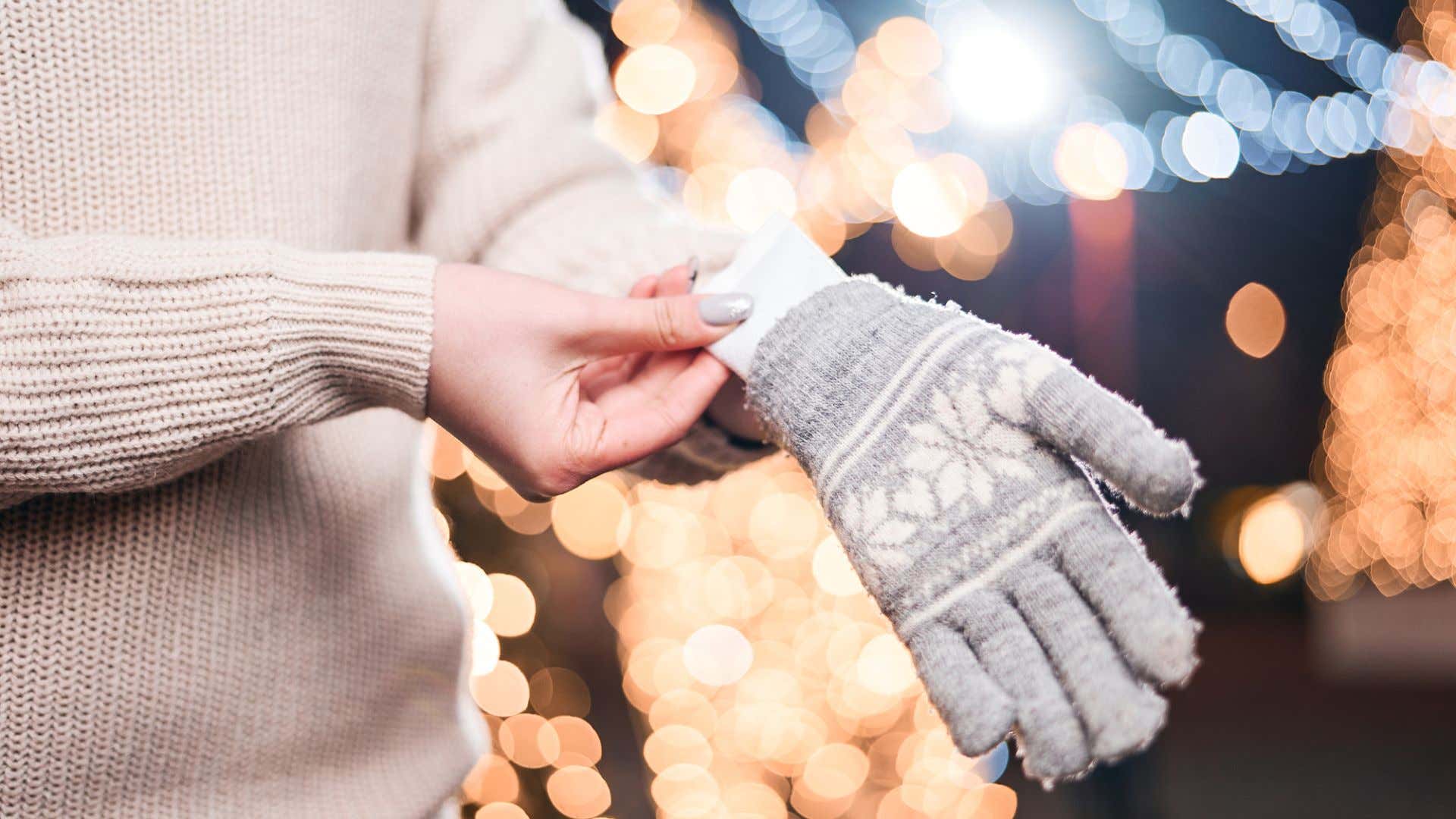 Hand warmers slipping into a glove. 滑入手套的手加热器。
