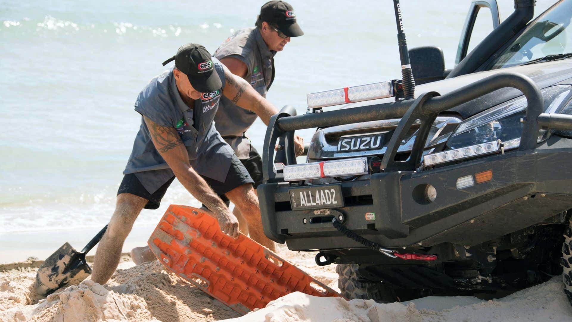 MaxTrax being used to extricate an Isuzu. MaxTrax用于提取ISUZU。